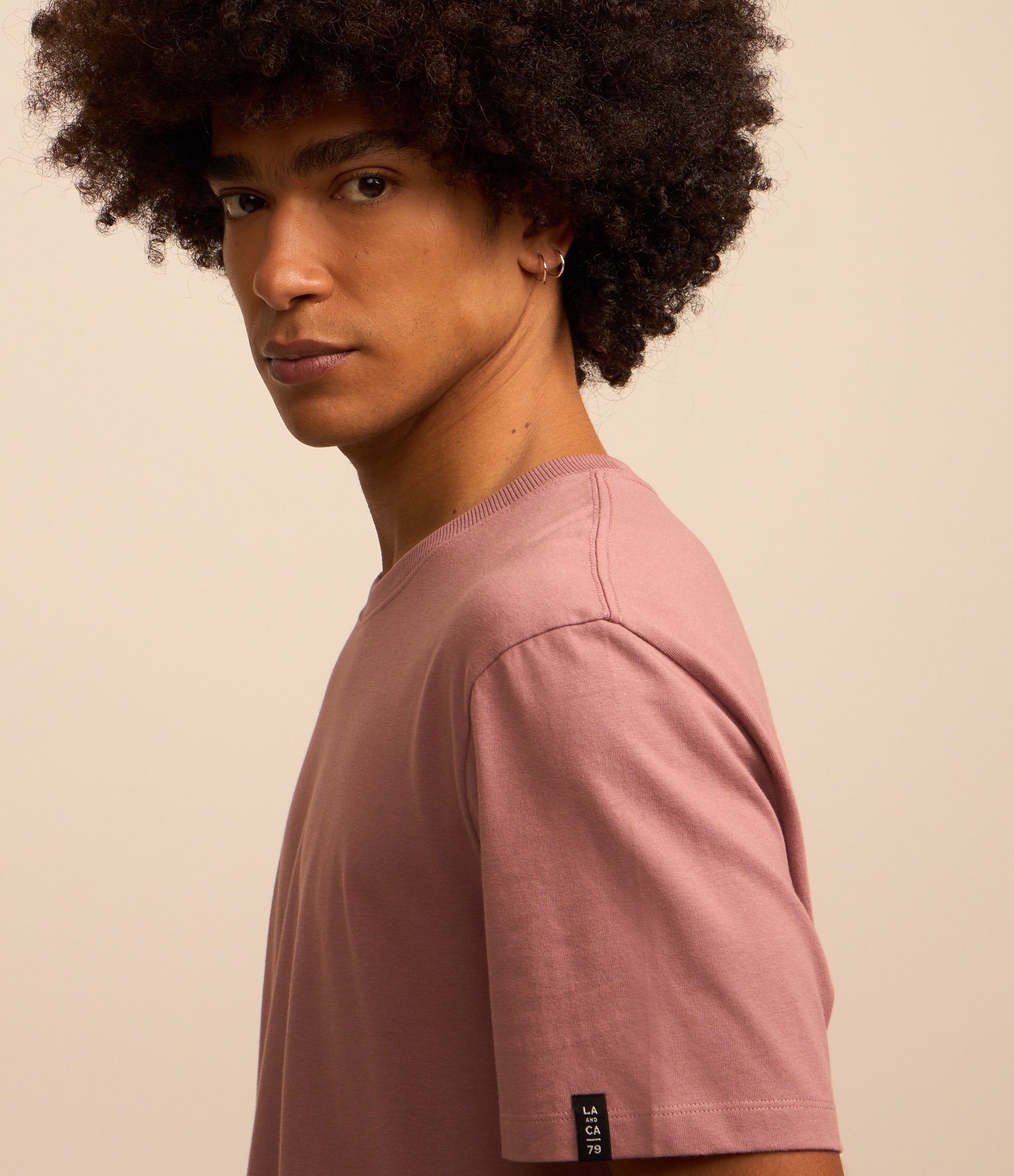 Camiseta Comfort Básica em Malhão com Etiqueta na Manga Rosa Claro 3