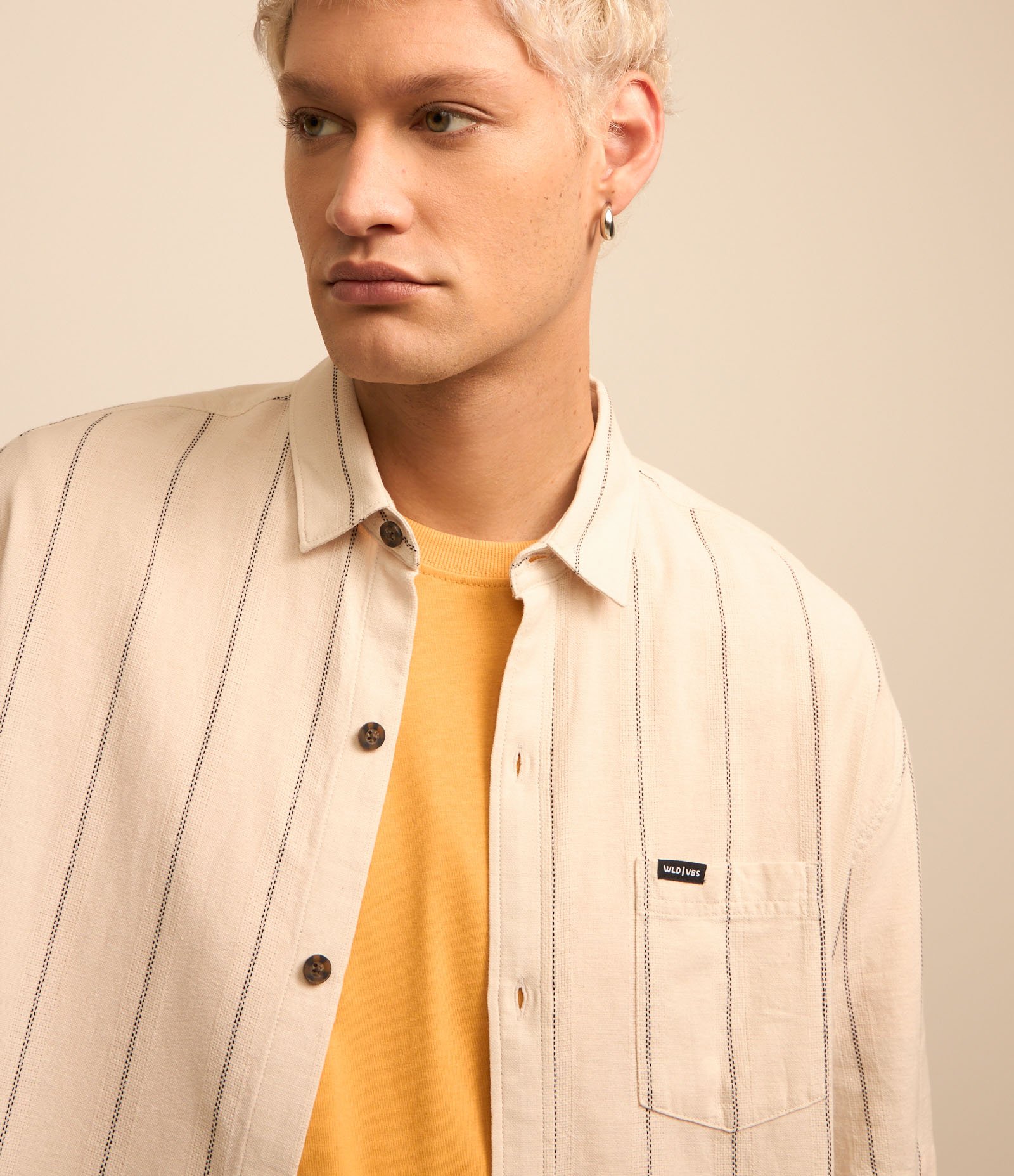 Camisa em Tricoline com Listras Verticais e Bolso Bege 3