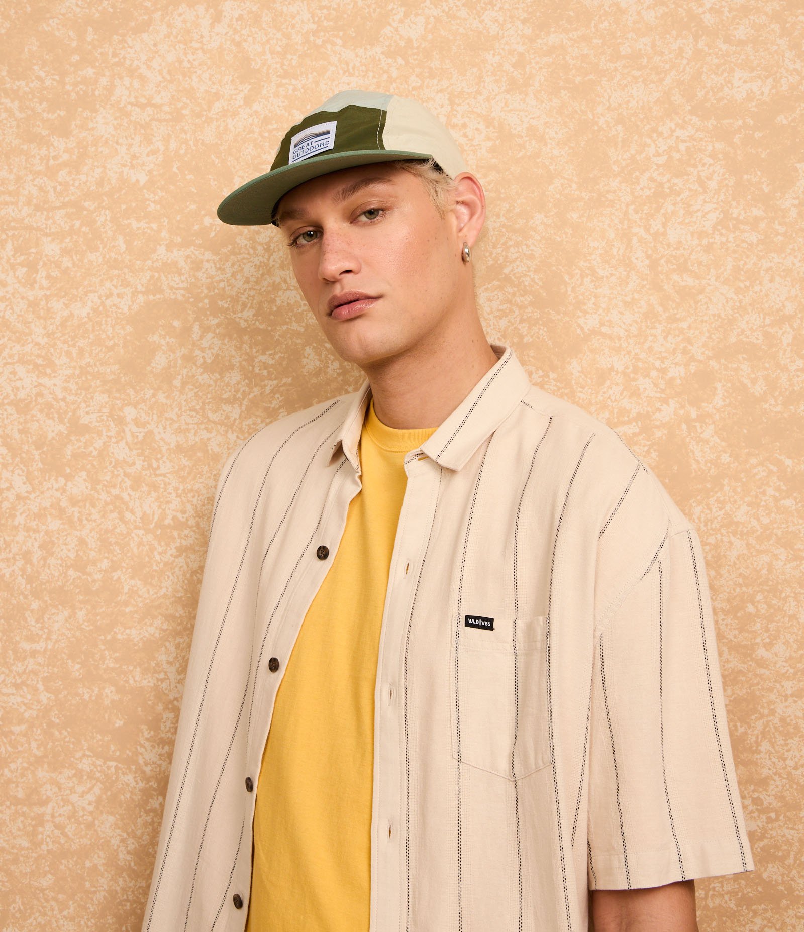 Camisa em Tricoline com Listras Verticais e Bolso Bege 4