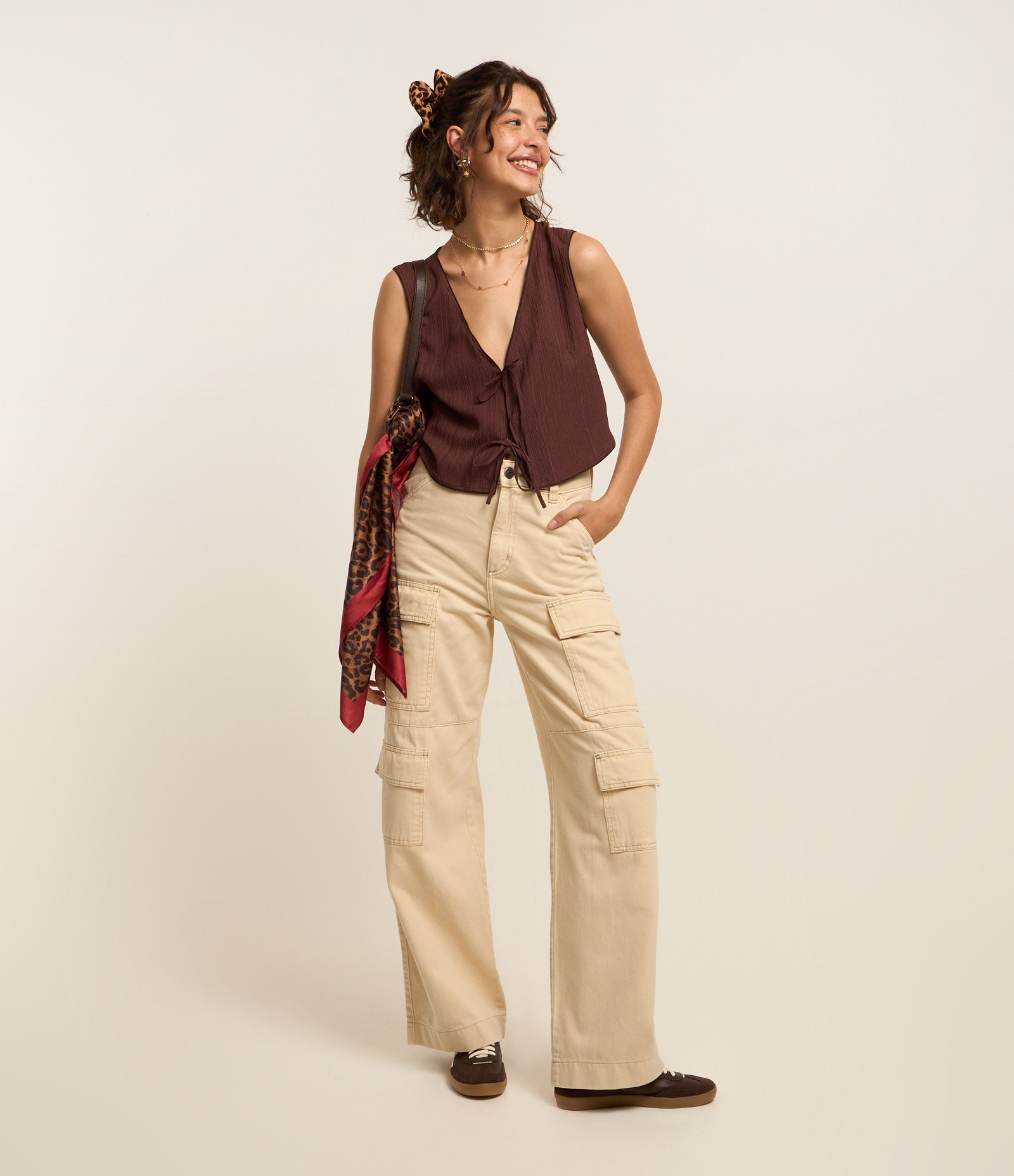 Calça Wide Leg em Sarja com Cintura Alta e Bolsos Cargo 1