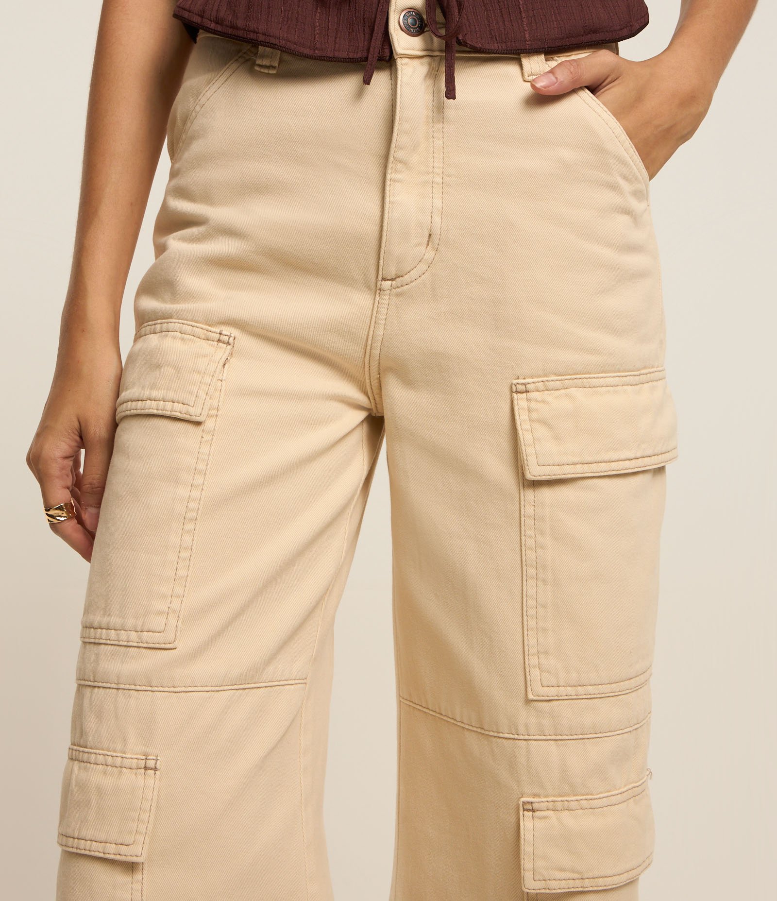 Calça Wide Leg em Sarja com Cintura Alta e Bolsos Cargo 4