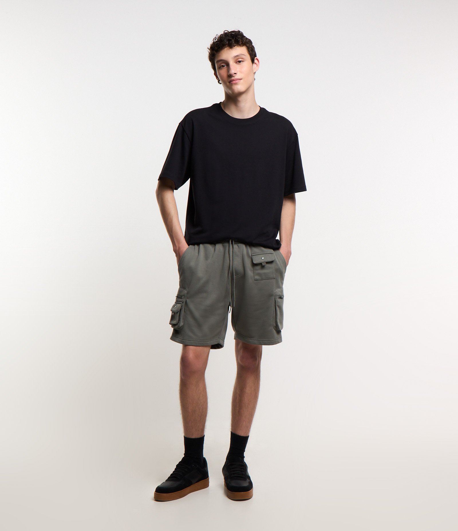 Bermuda Cargo em Moletom com Amarração na Cintura e Bolsos Táticos 1