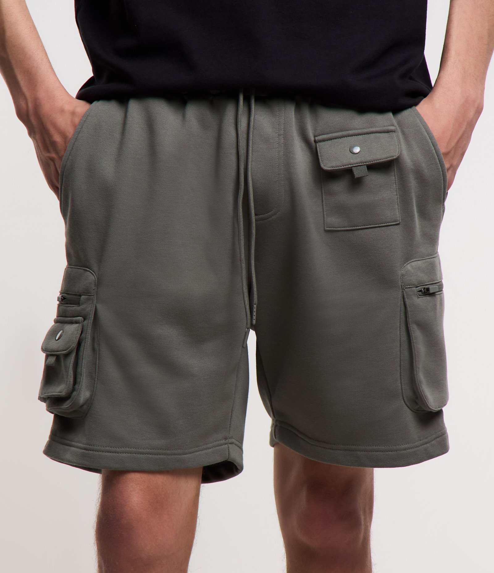 Bermuda Cargo em Moletom com Amarração na Cintura e Bolsos Táticos 2