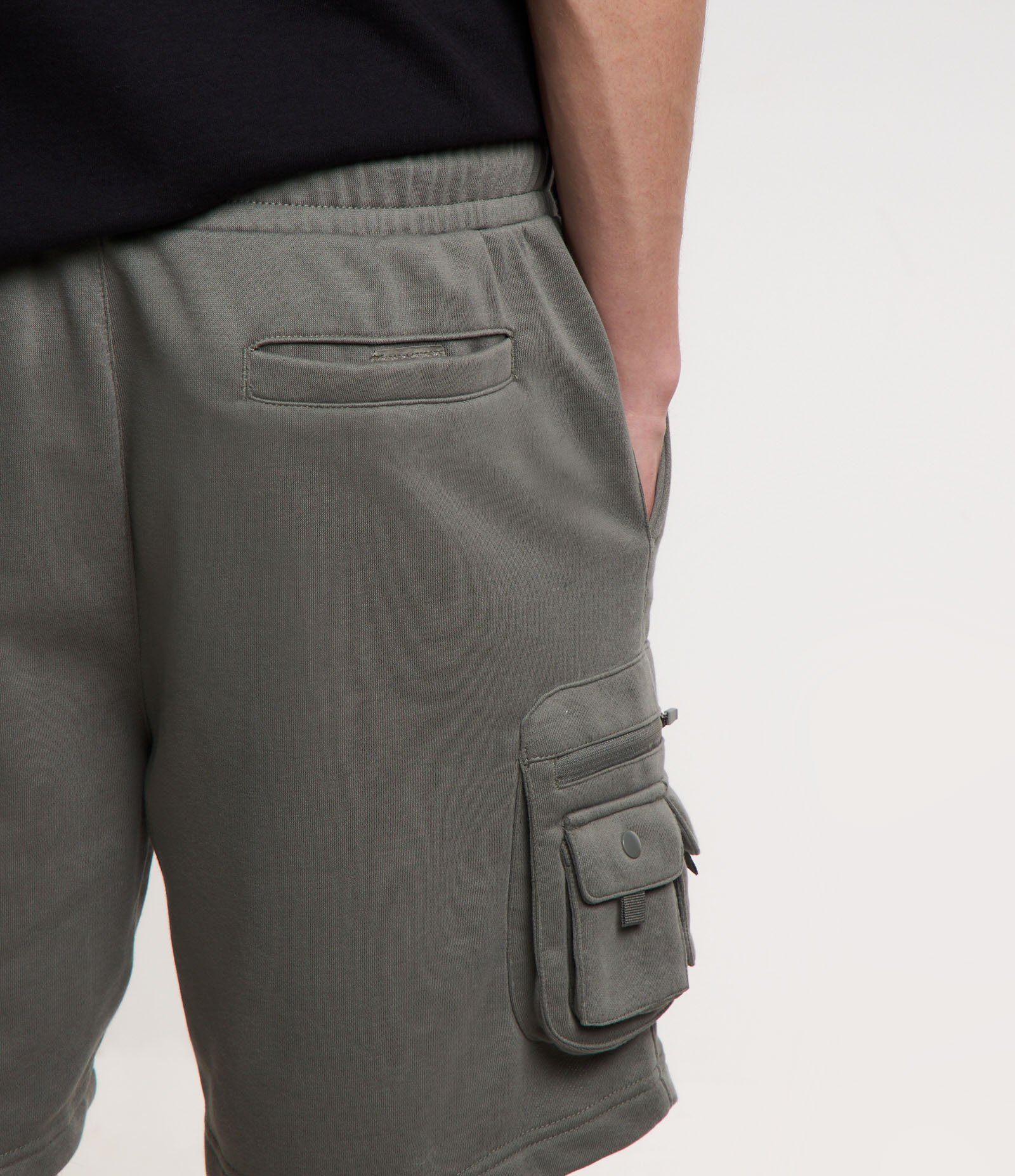 Bermuda Cargo em Moletom com Amarração na Cintura e Bolsos Táticos 3