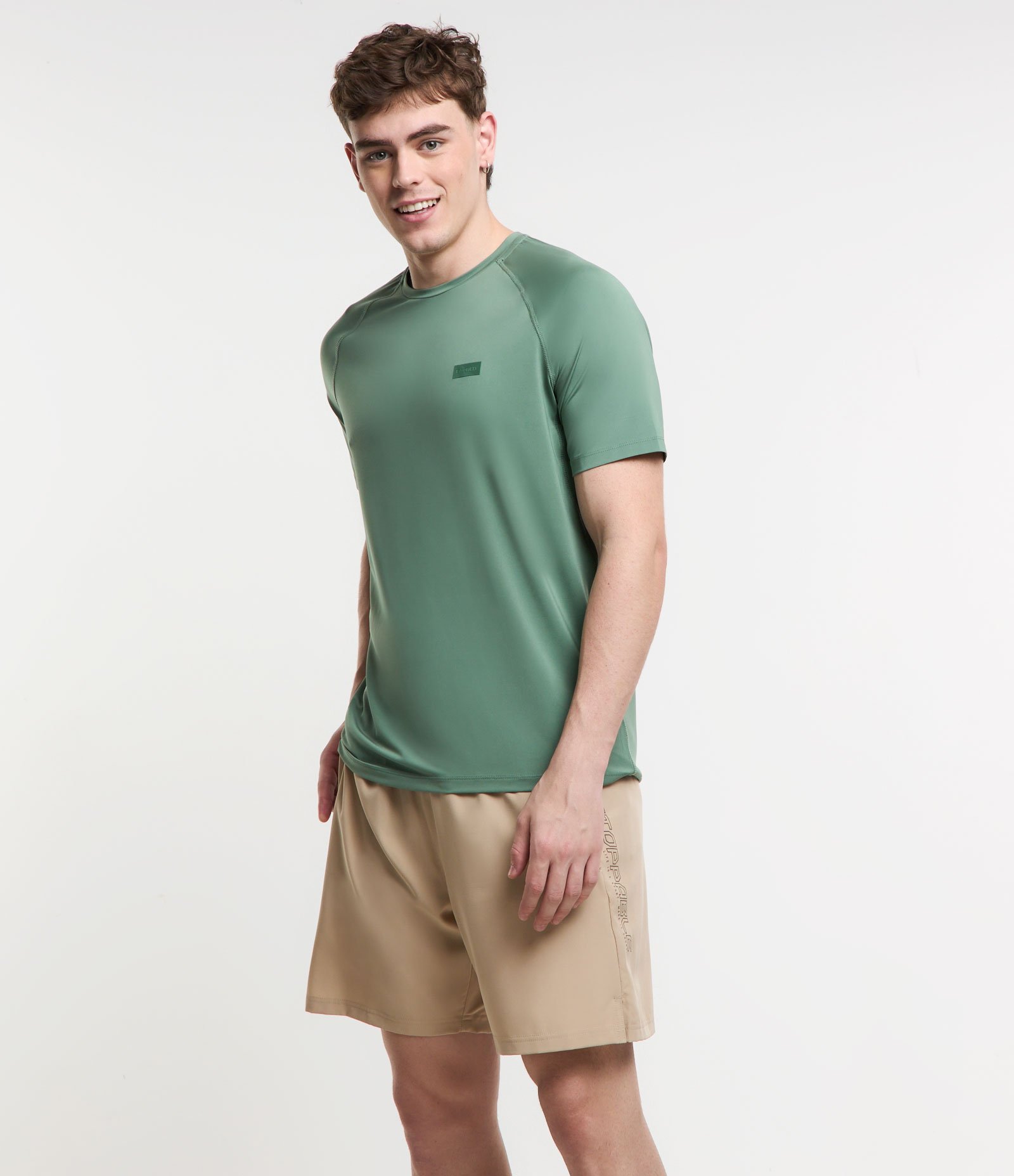 Camiseta Regular Esportiva com Tecnologia Dry e Detalhes Laser Cut Verde 1