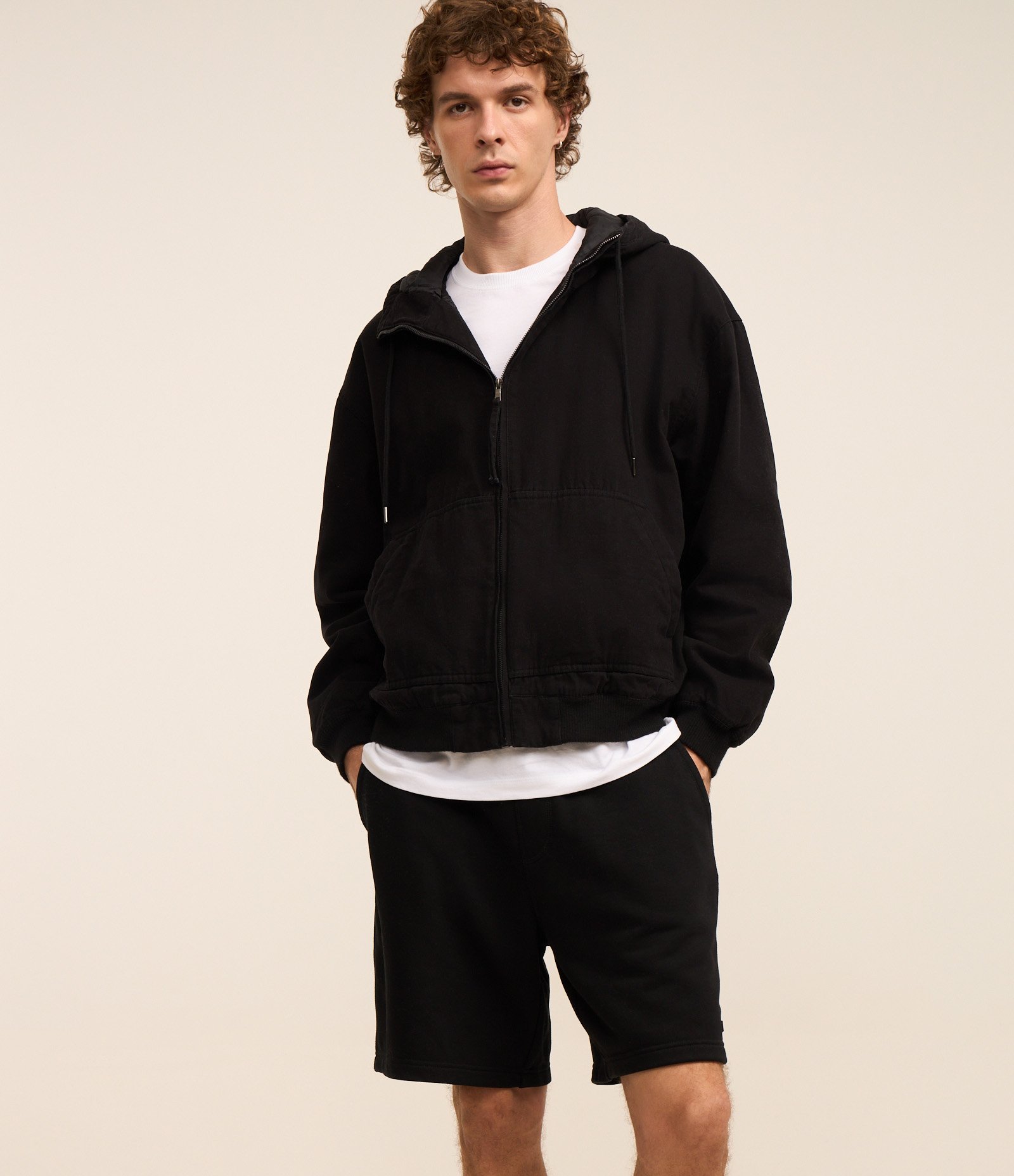 Bermuda Básica em Moletom com Cós Elástico Preto 3