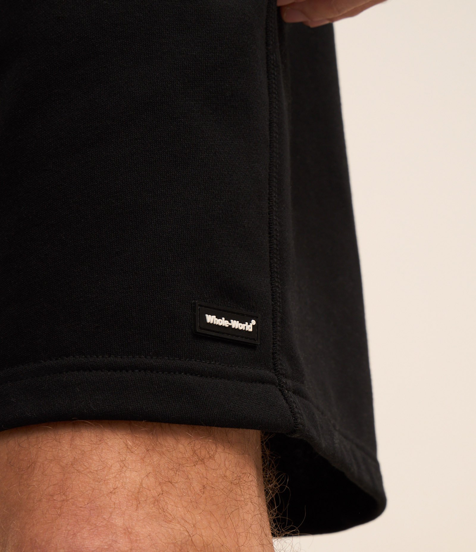 Bermuda Básica em Moletom com Cós Elástico Preto 4