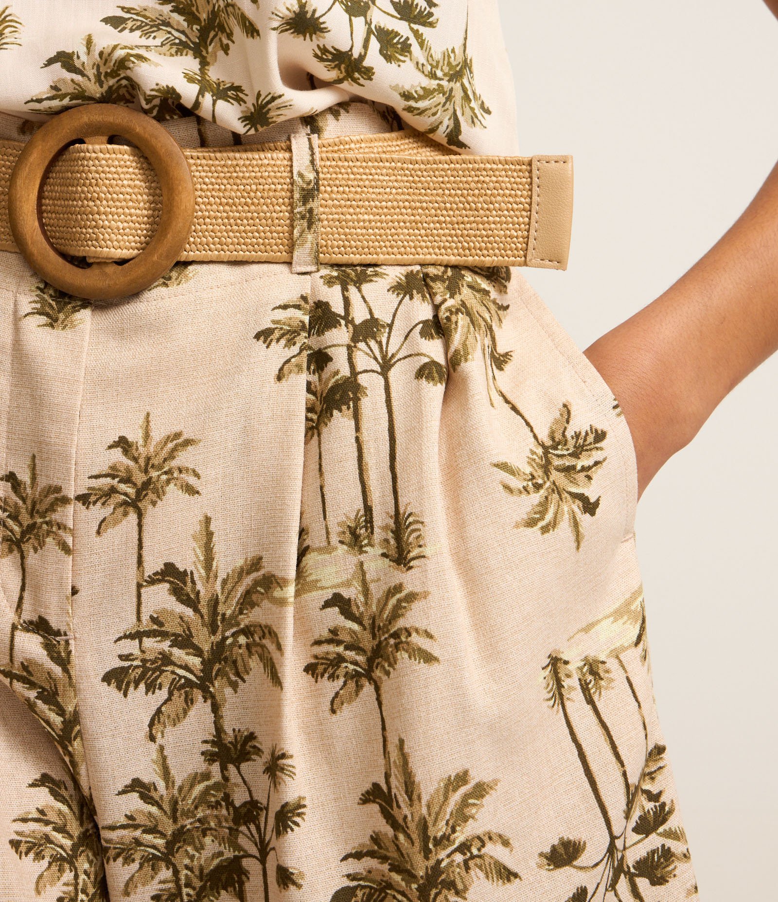 Short Clochard com Cinto e Estampa Coqueiros Bege 4