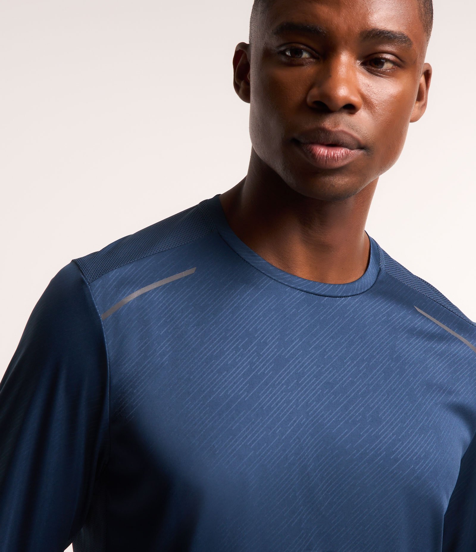 Camiseta Esportiva com Estampa Riscada com Proteção UV 4