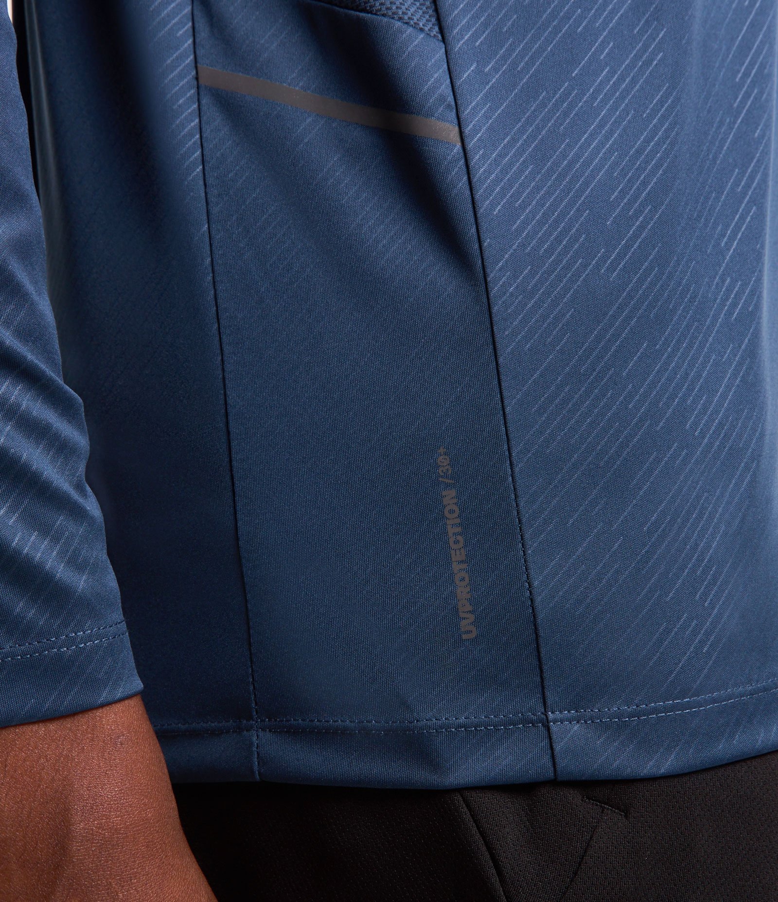 Camiseta Esportiva com Estampa Riscada com Proteção UV 5