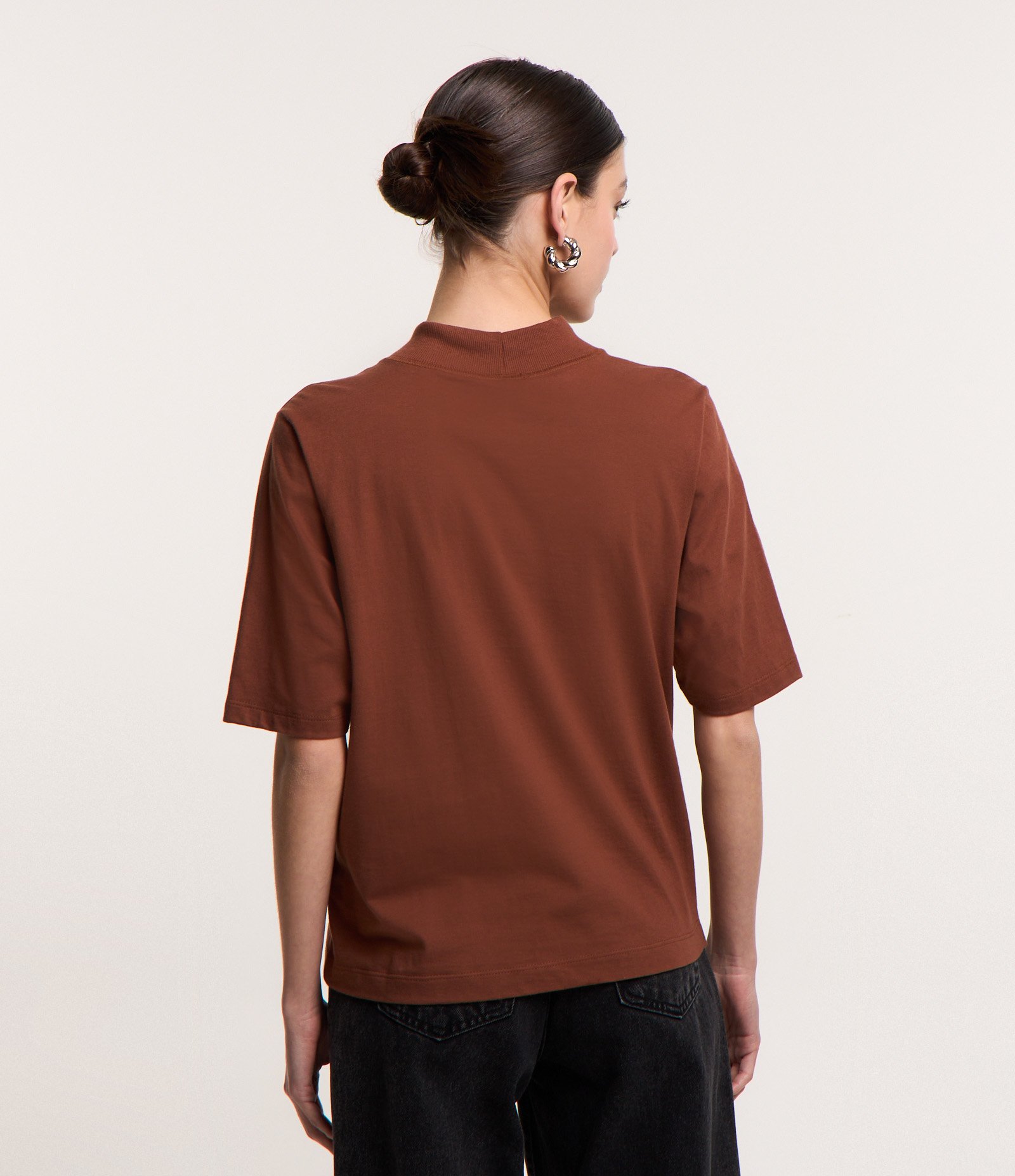 Camiseta em Algodão com Golinha Alta e Manga Curta Marrom 3