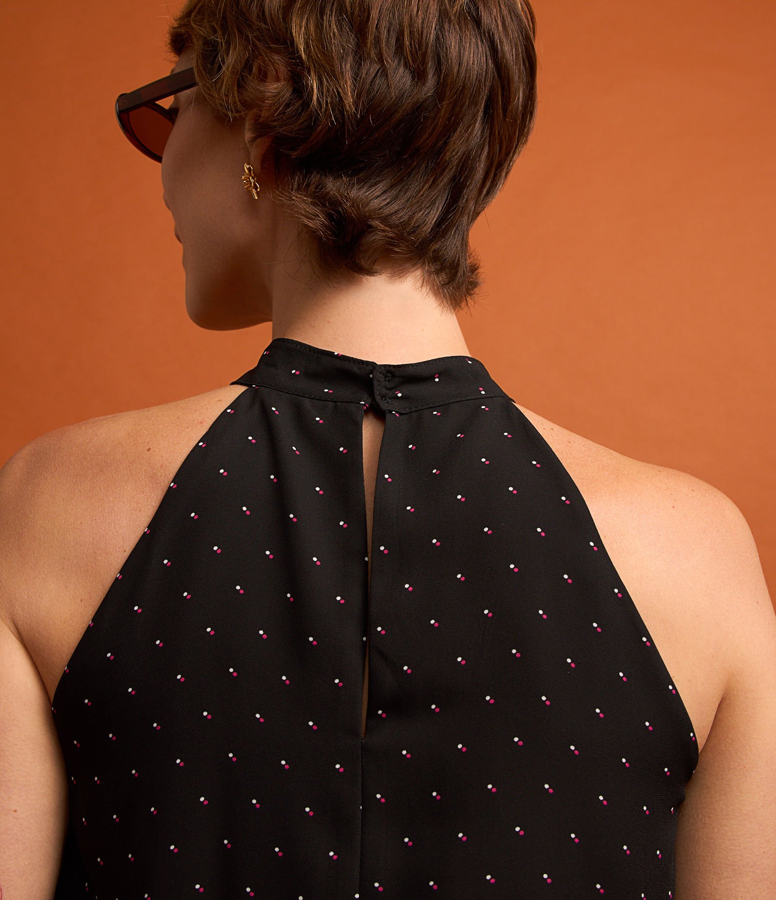 Blusa Sem Manga em Crepe com Sobreposição e Estampa Poá Preto 4