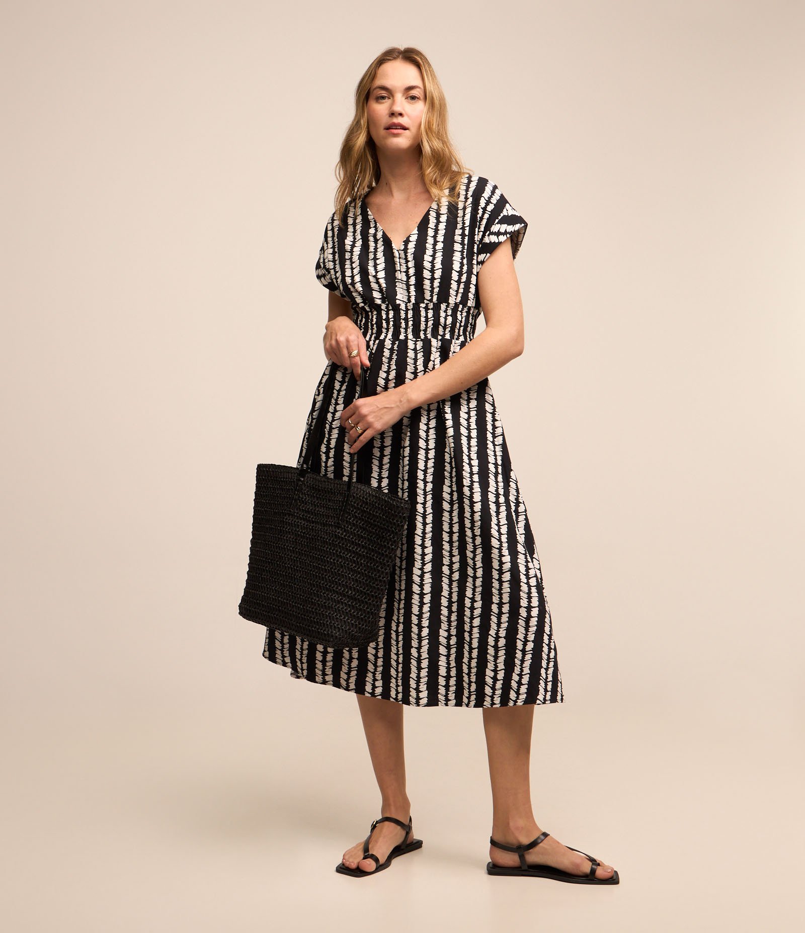 Vestido Midi em Tricoline com Lastex na Cintura e Decote V Preto/ Branco 1