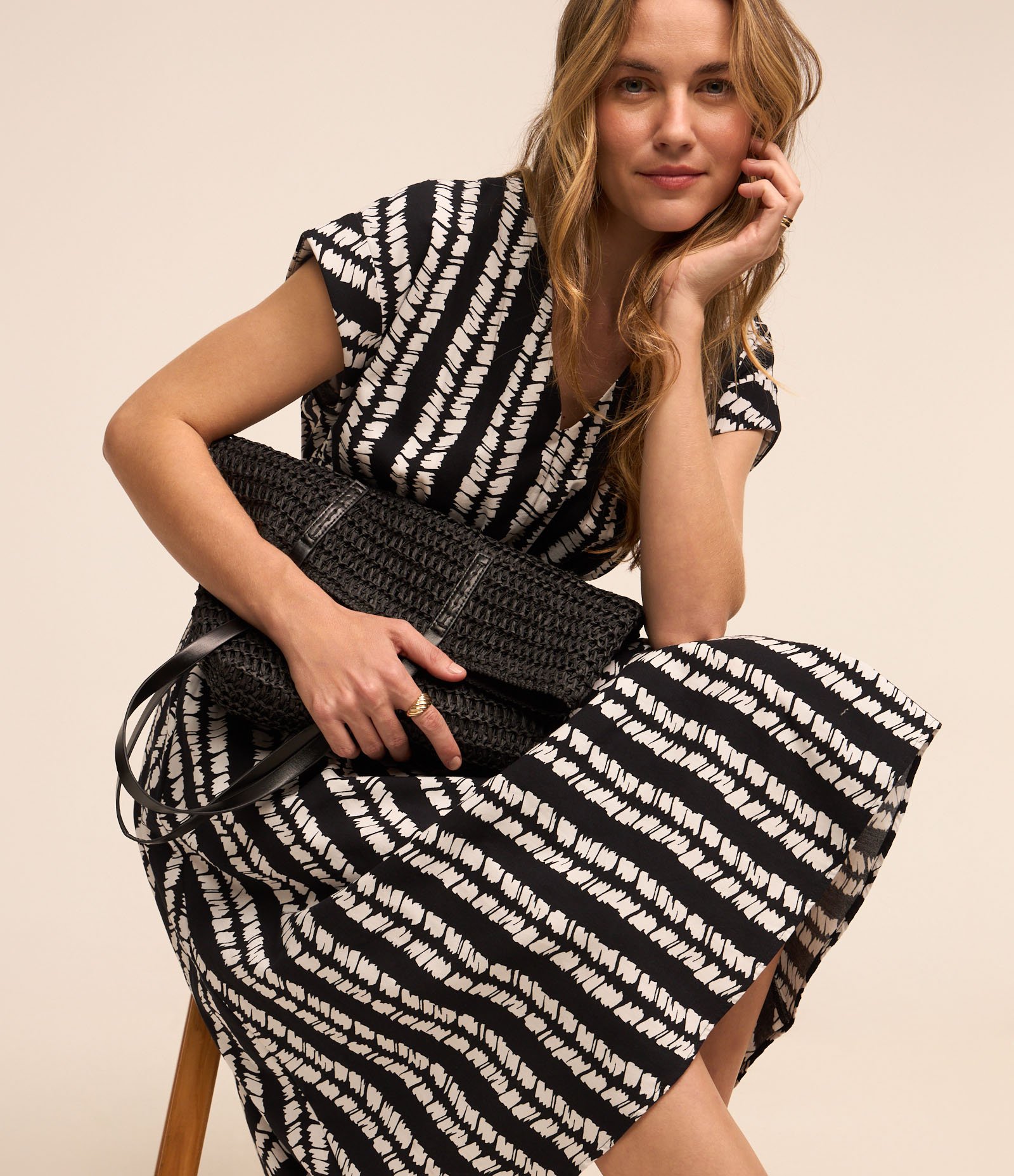 Vestido Midi em Tricoline com Lastex na Cintura e Decote V Preto/ Branco 2