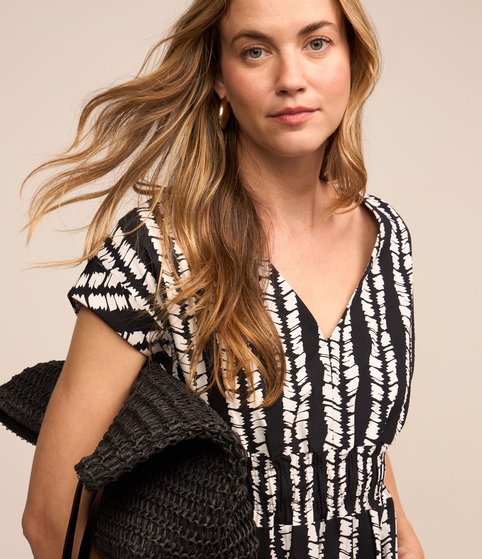 Vestido Midi em Tricoline com Lastex na Cintura e Decote V Preto/ Branco 3