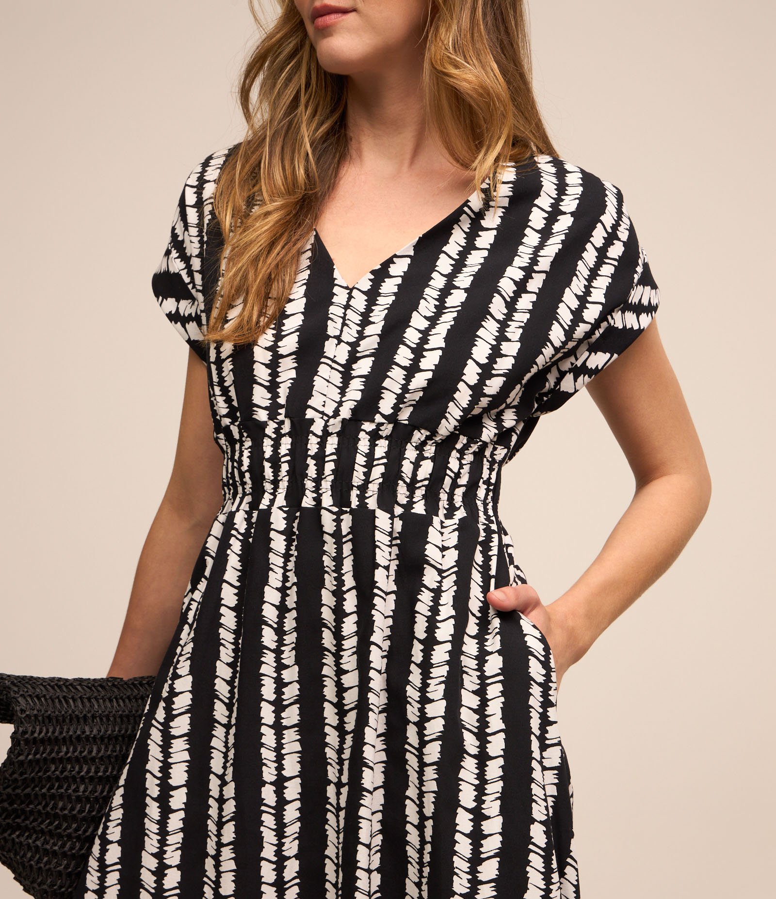 Vestido Midi em Tricoline com Lastex na Cintura e Decote V Preto/ Branco 5