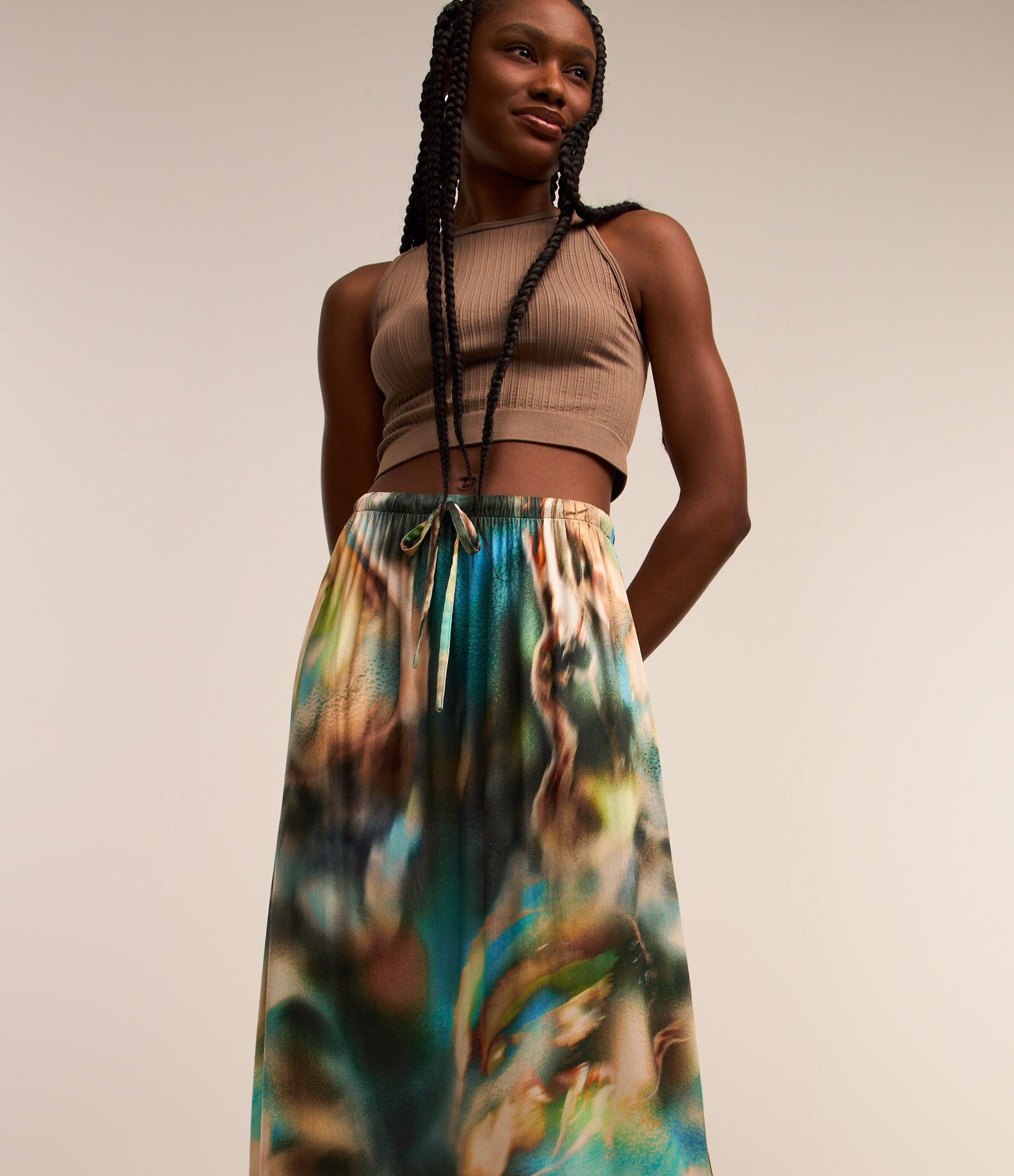 Saia New Midi em Viscose com Amarração na Cintura e Estampa Abstrata Verde 2