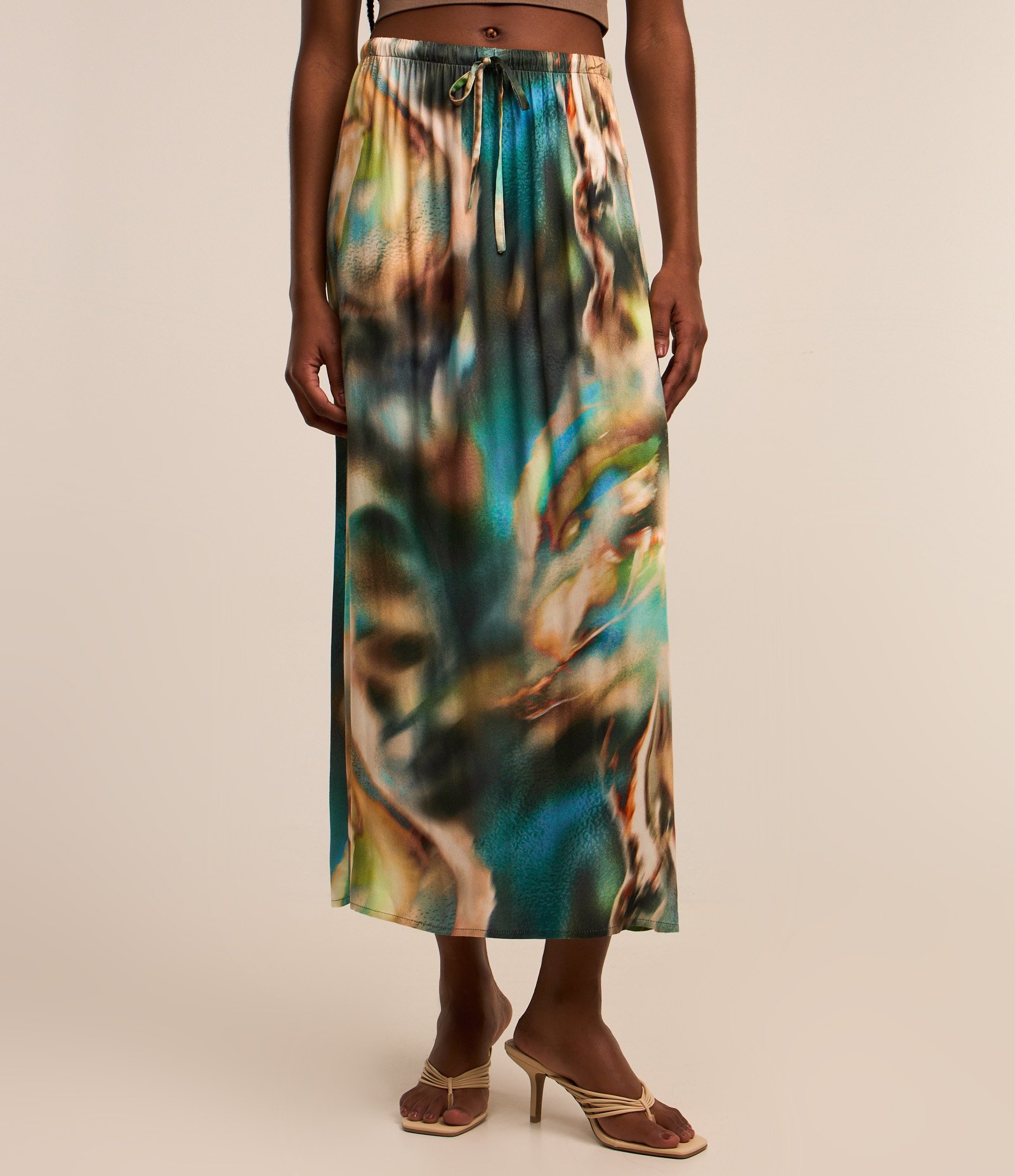 Saia New Midi em Viscose com Amarração na Cintura e Estampa Abstrata Verde 3