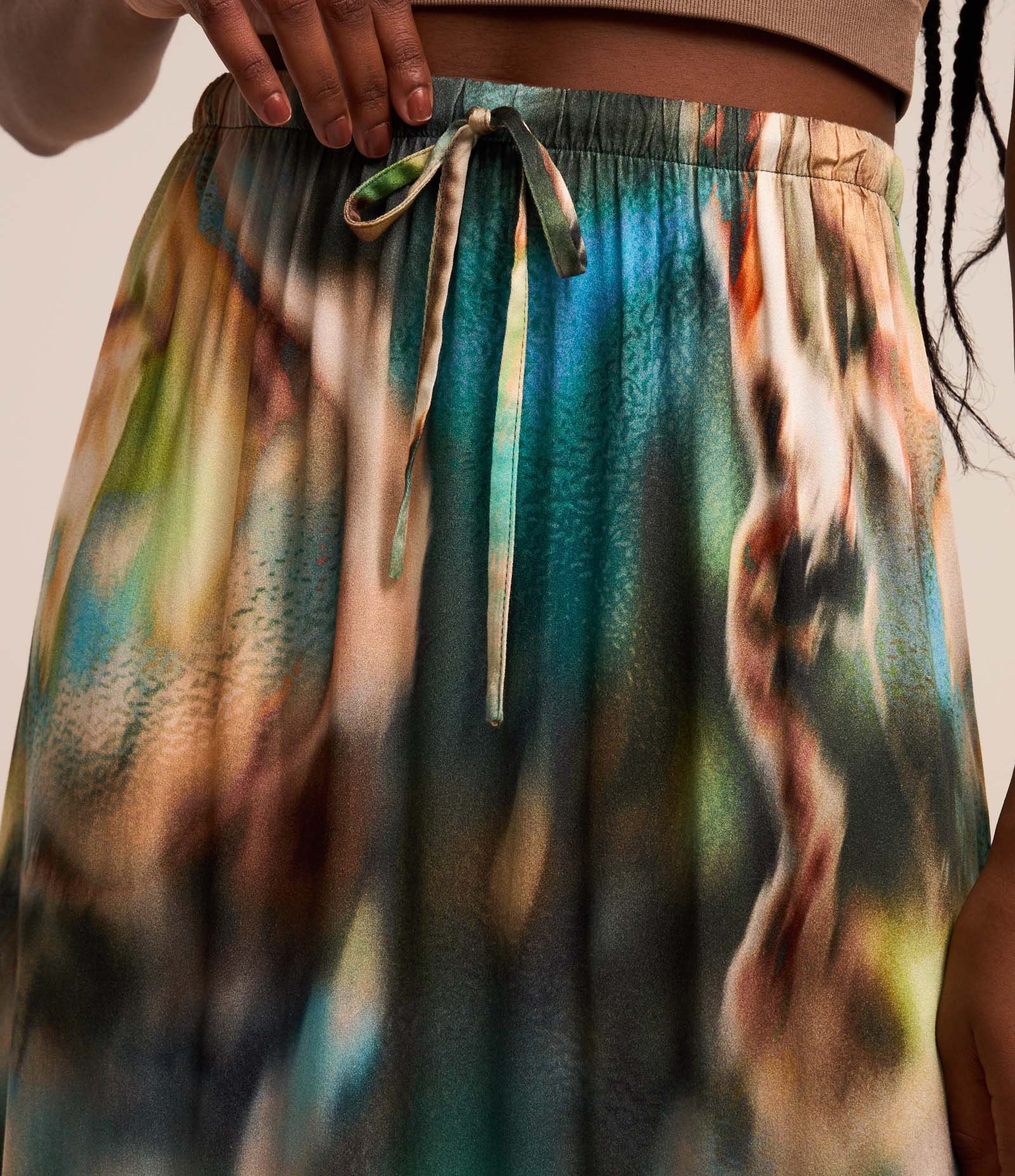 Saia New Midi em Viscose com Amarração na Cintura e Estampa Abstrata Verde 4