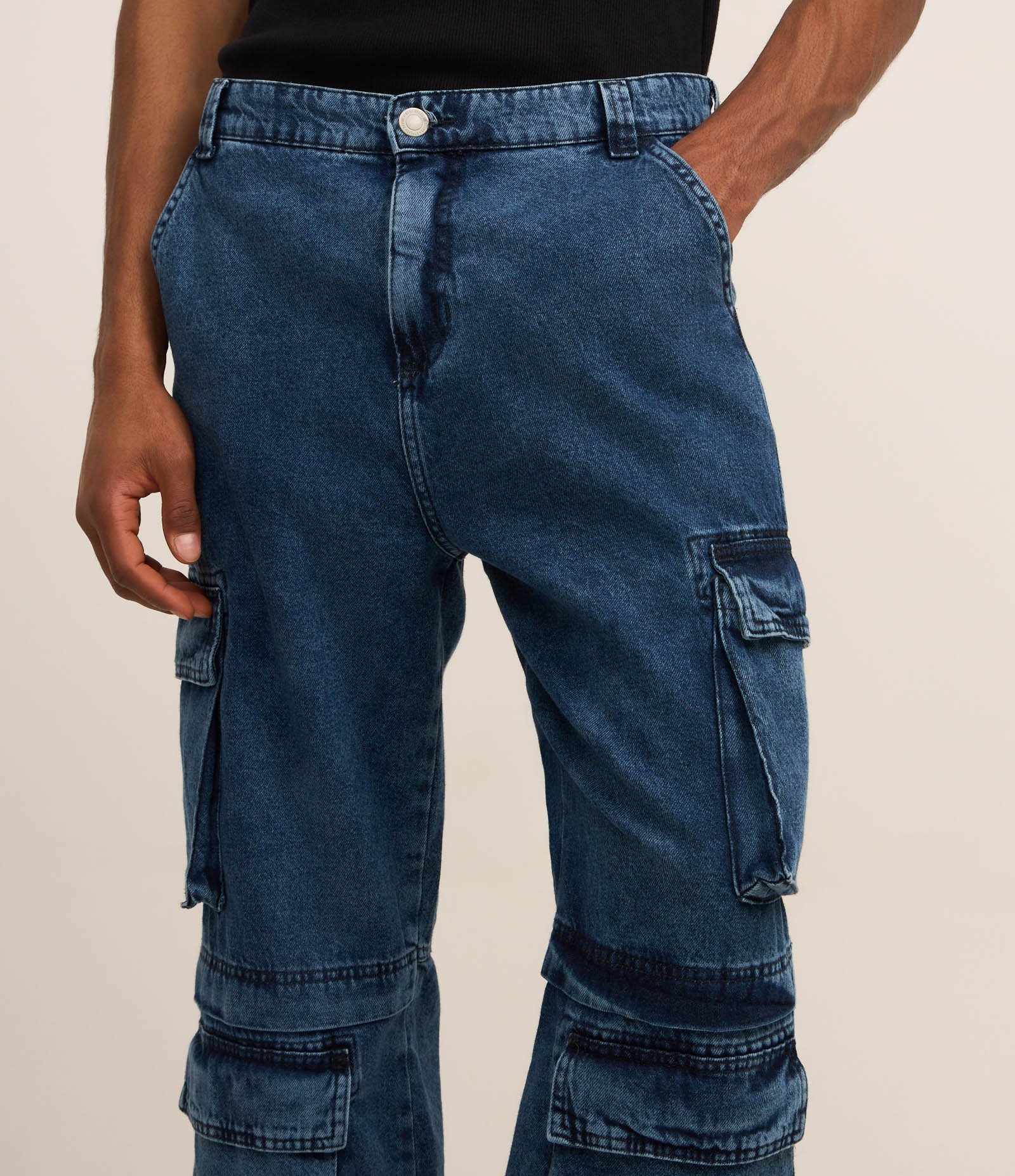 Calça Baggy em Jeans com Recortes e Bolso Cargo Azul 4