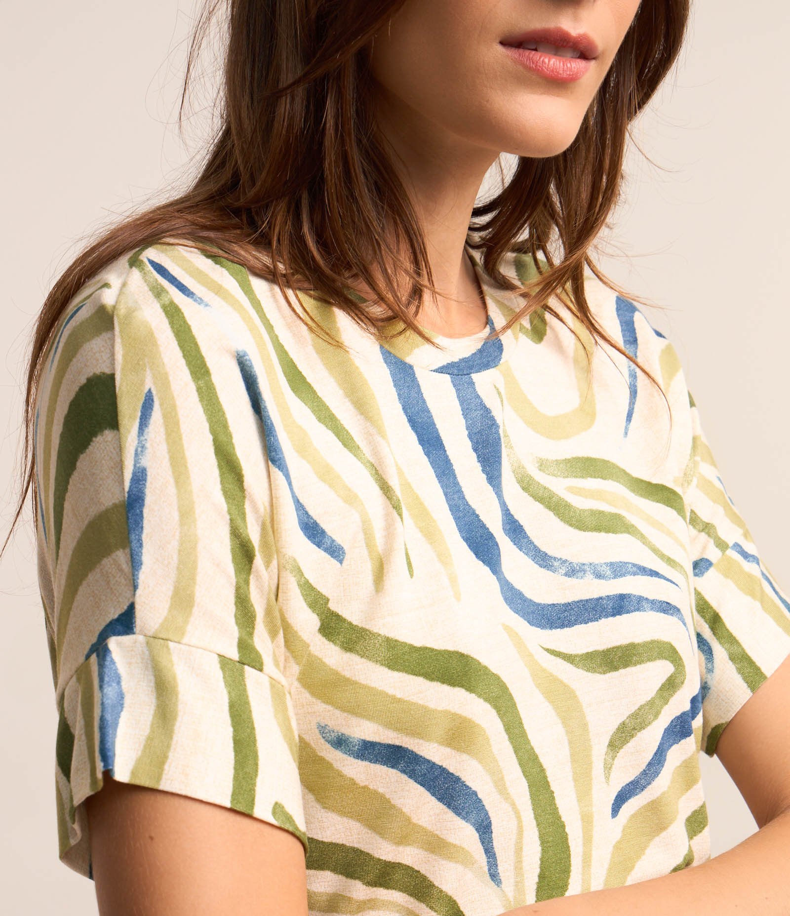 Blusa em Viscose com Estampa Abstrata Off White/ Verde/ Azul 2