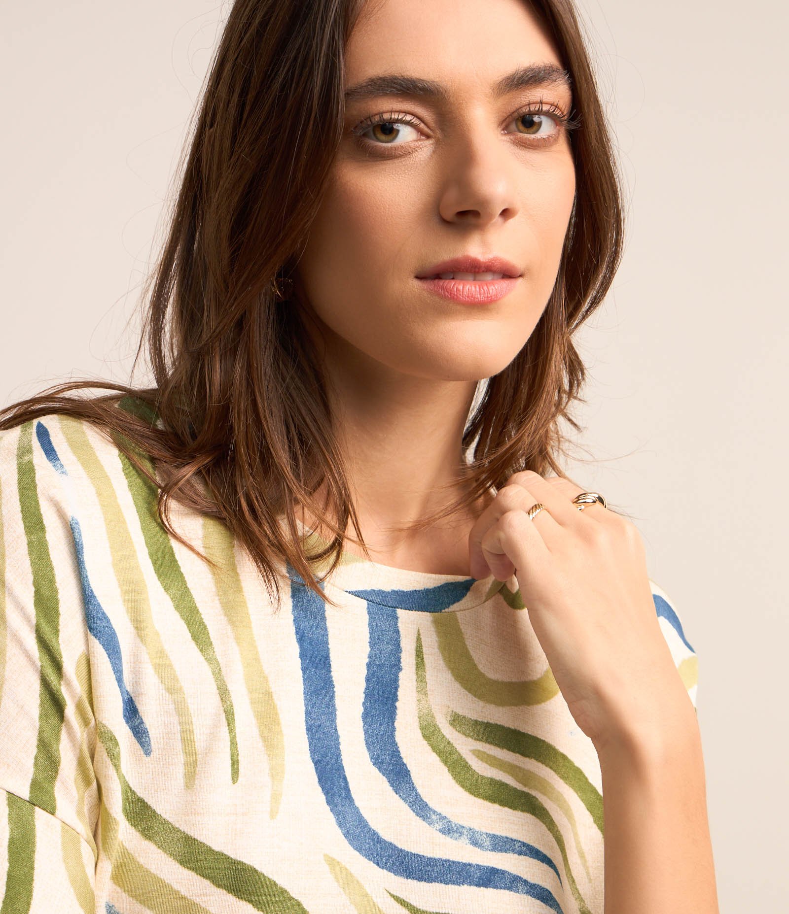 Blusa em Viscose com Estampa Abstrata Off White/ Verde/ Azul 4