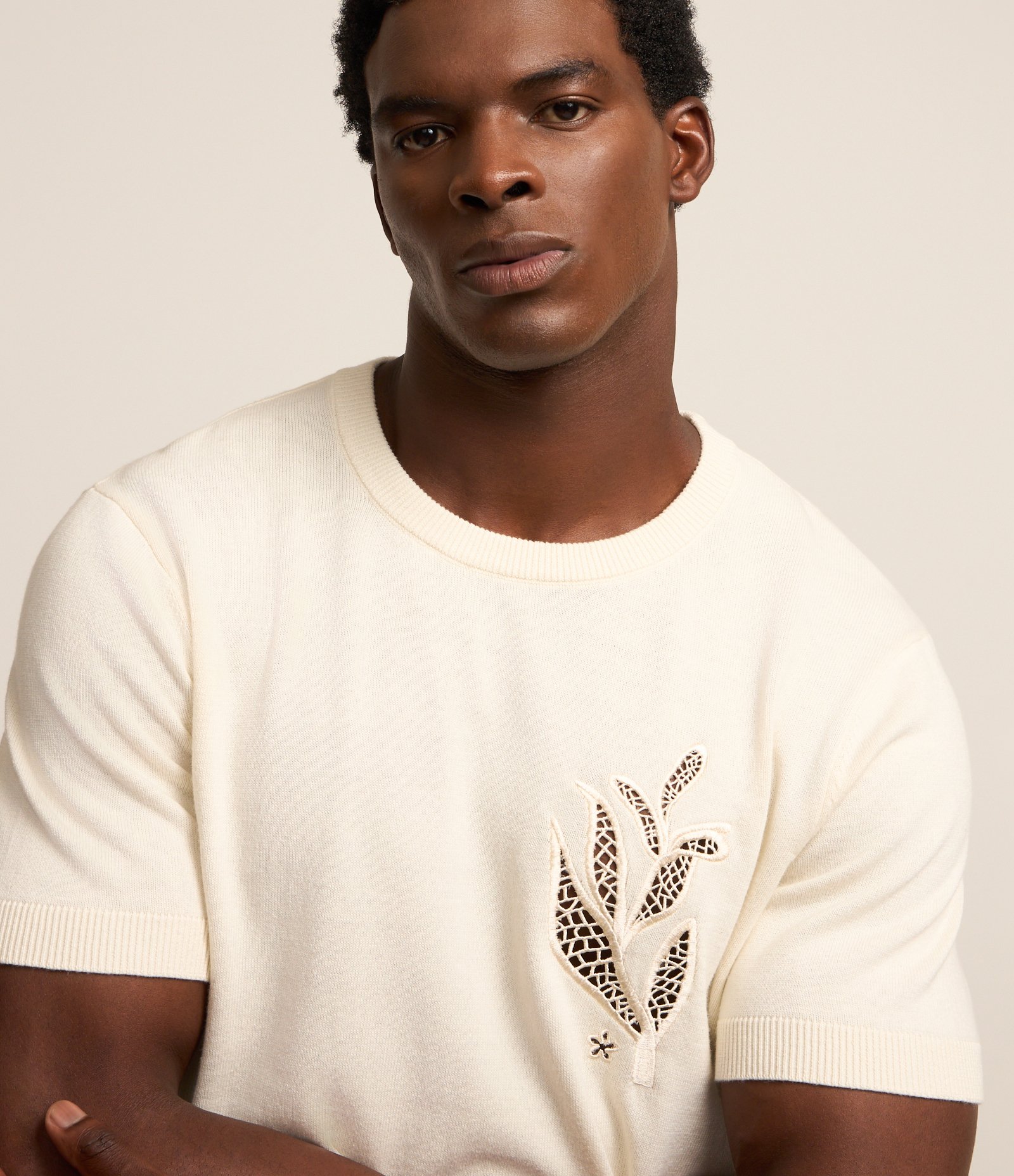 Camiseta Regular em Algodão com Flor Off White 1