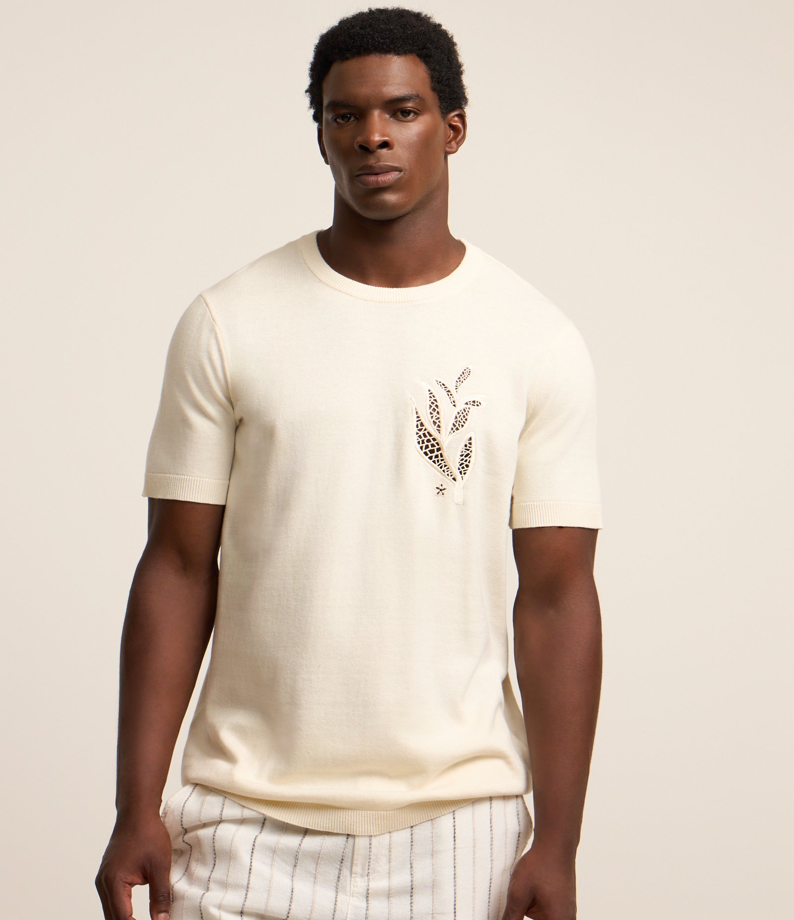 Camiseta Regular em Algodão com Flor Off White 2