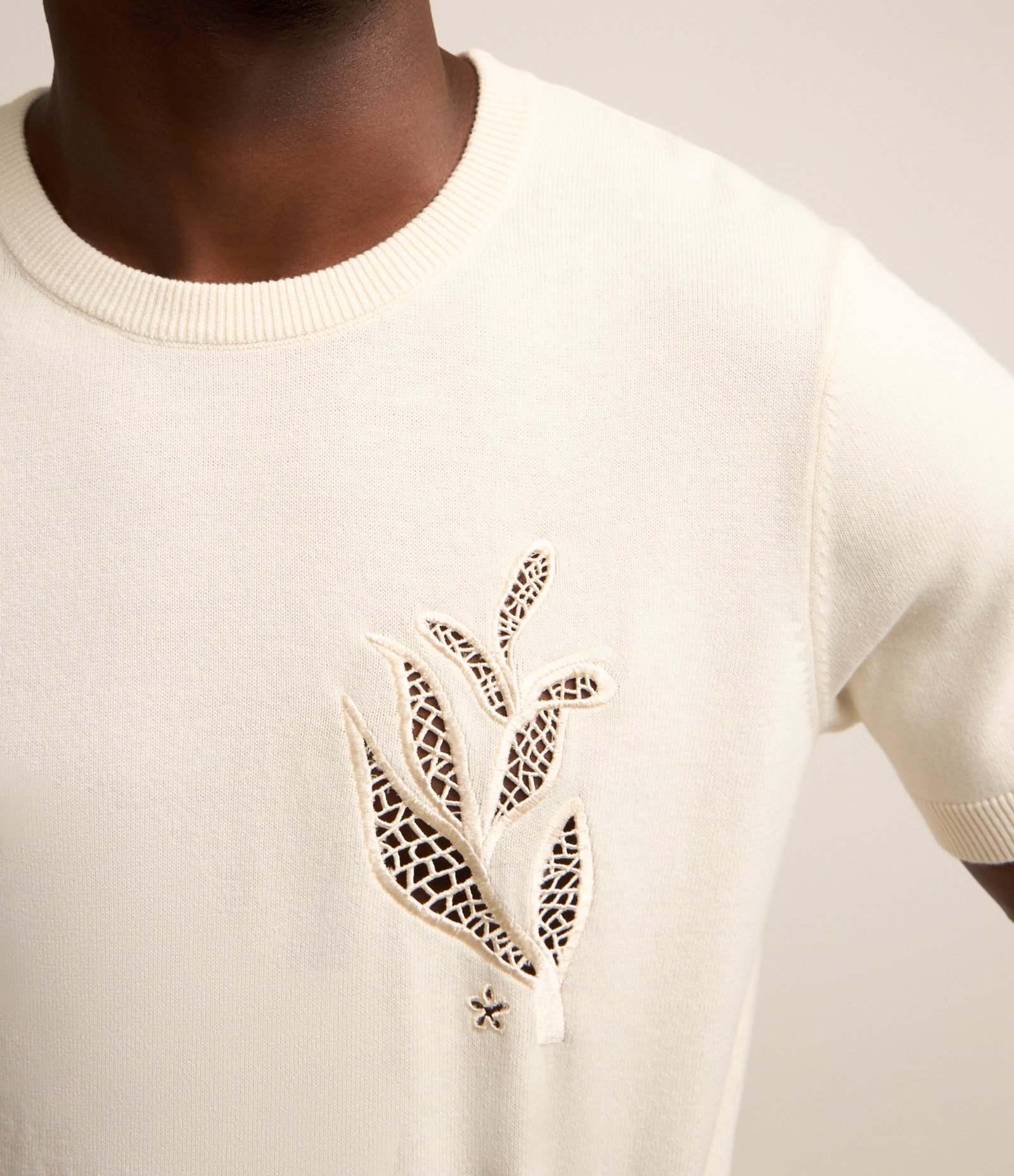 Camiseta Regular em Algodão com Flor Off White 4