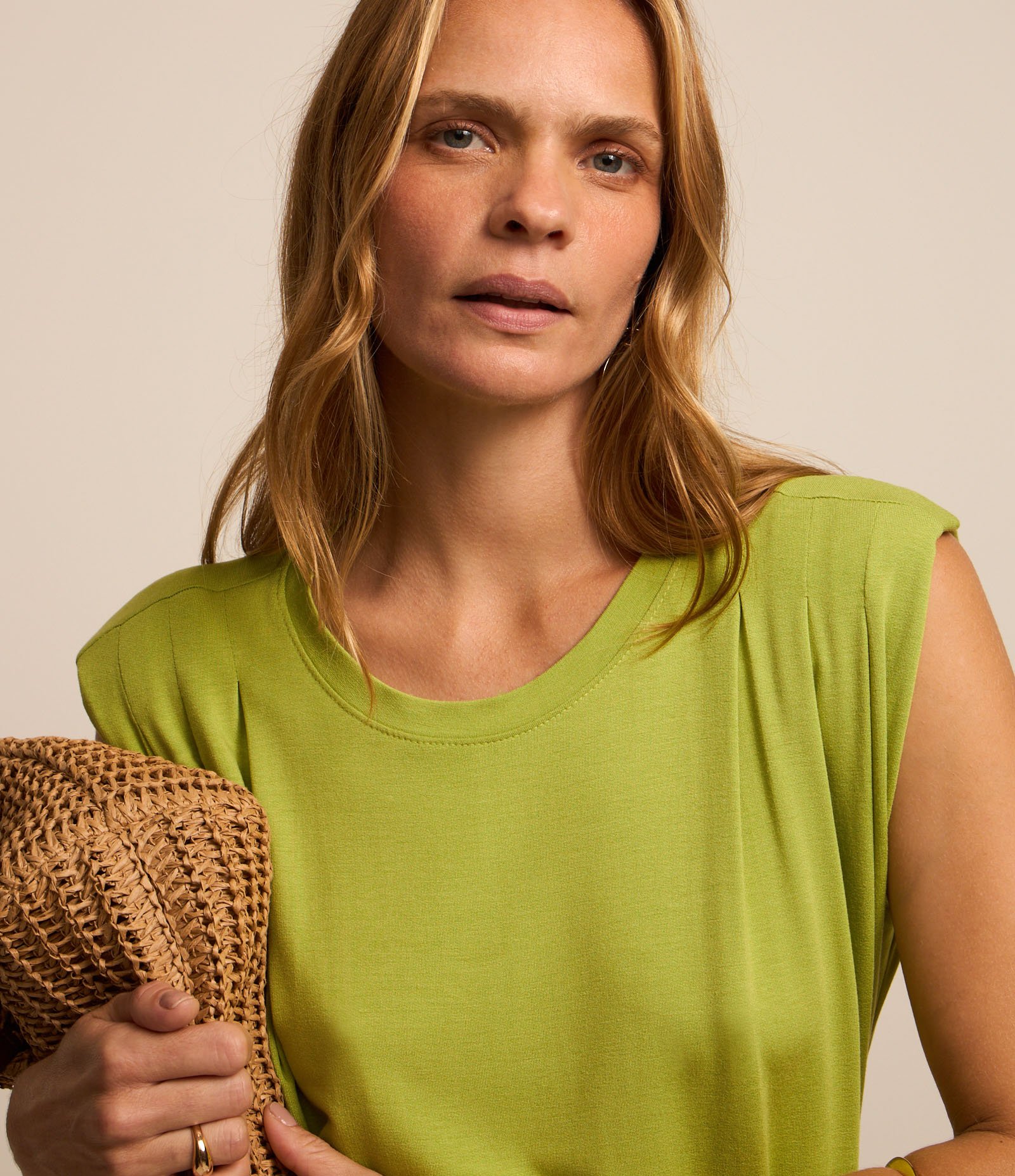 Vestido New Midi em Moletinho com Ombreira e Cinto de Cordão Verde 3