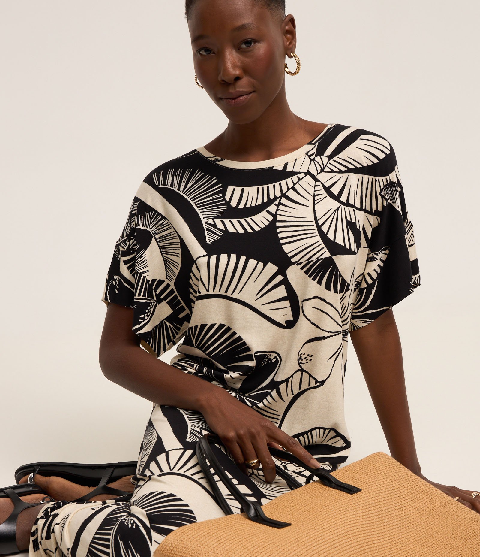 Vestido Midi em Viscose com Estampa Coqueiros Contrastantes Branco/ Preto 1