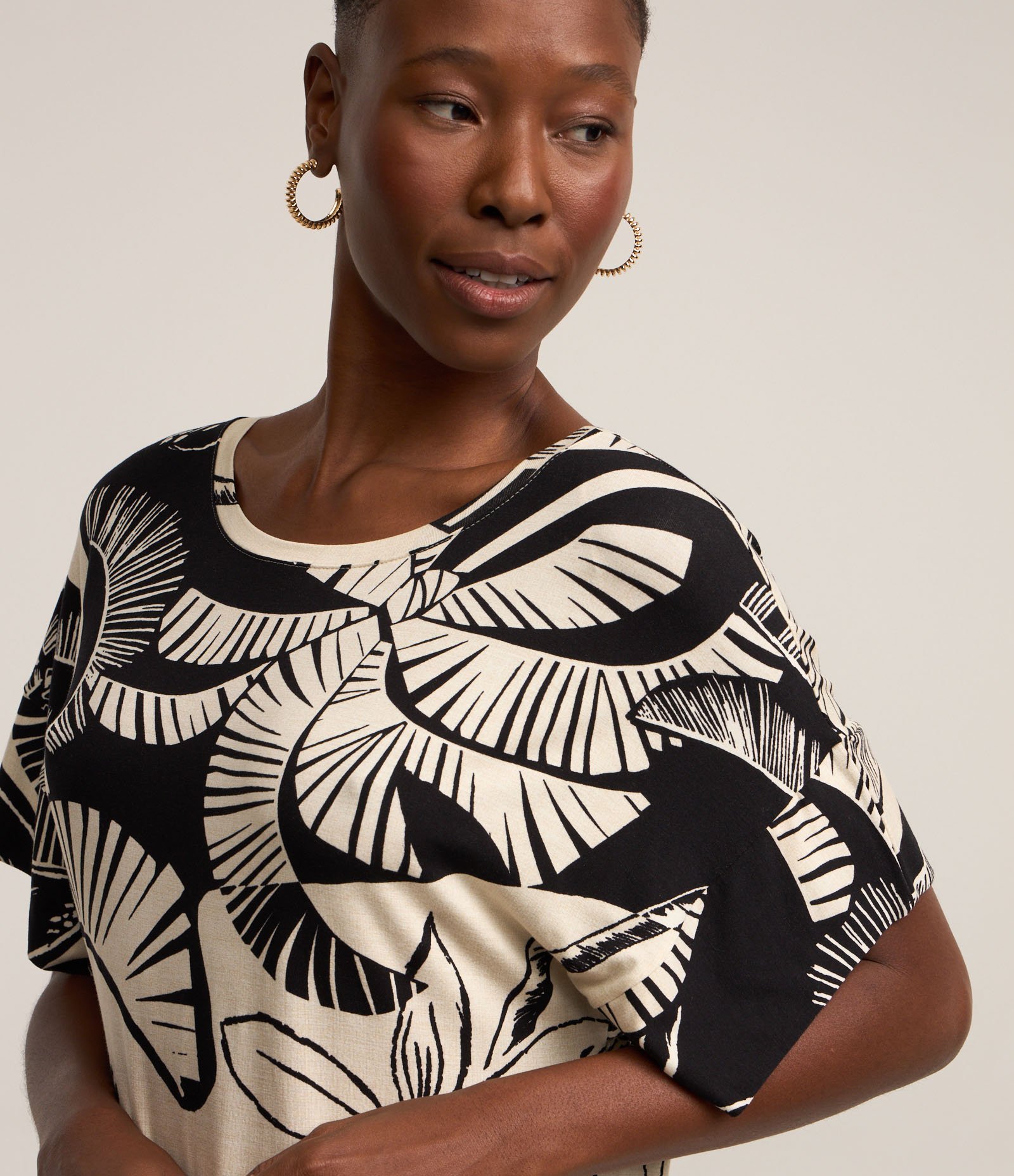 Vestido Midi em Viscose com Estampa Coqueiros Contrastantes Branco/ Preto 4