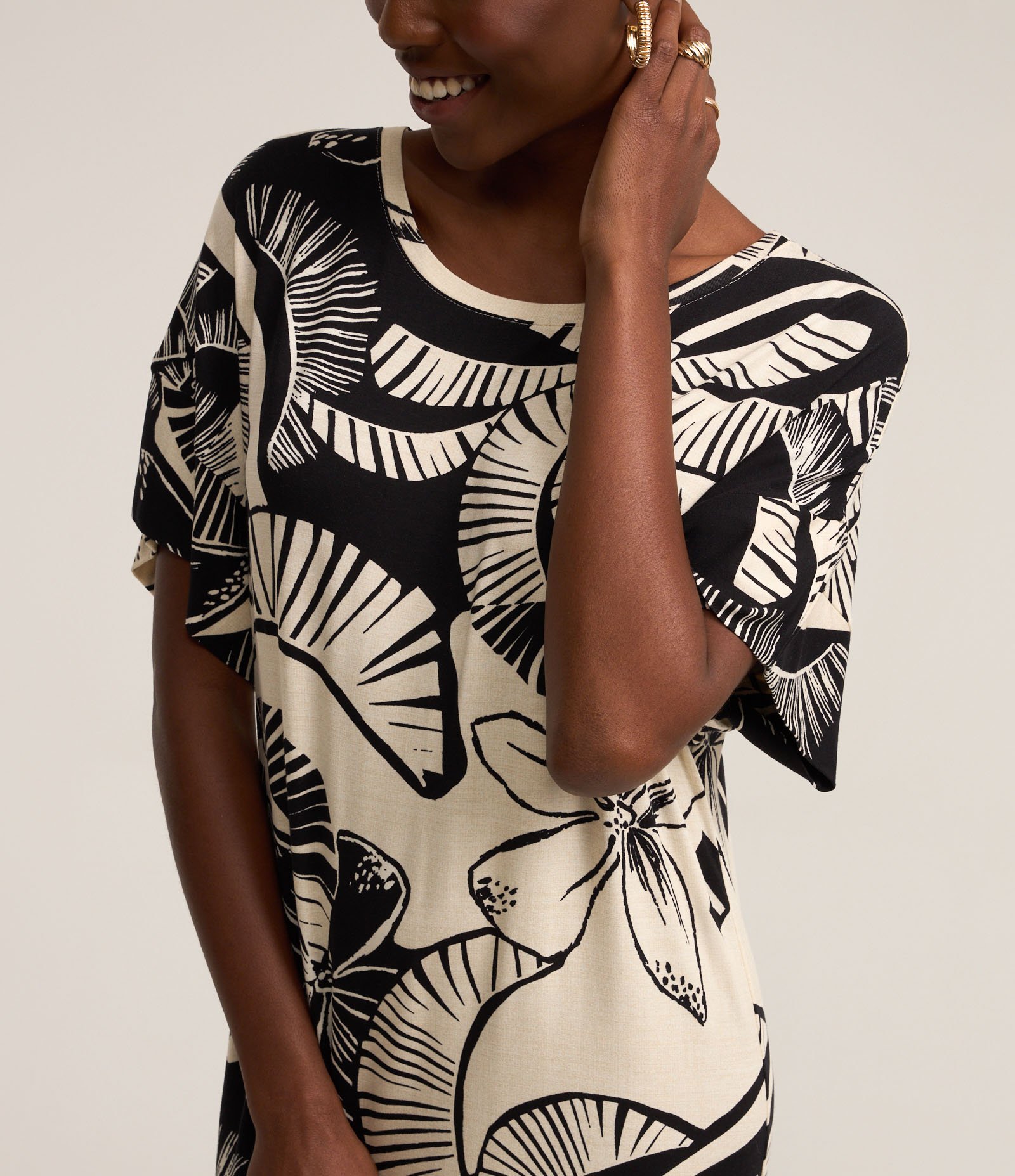 Vestido Midi em Viscose com Estampa Coqueiros Contrastantes Branco/ Preto 6