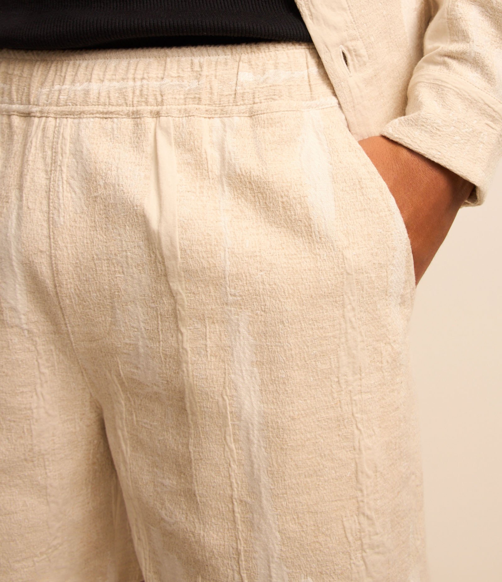 Bermuda em Jacquart com Textura e Cós Elástico Bege 4