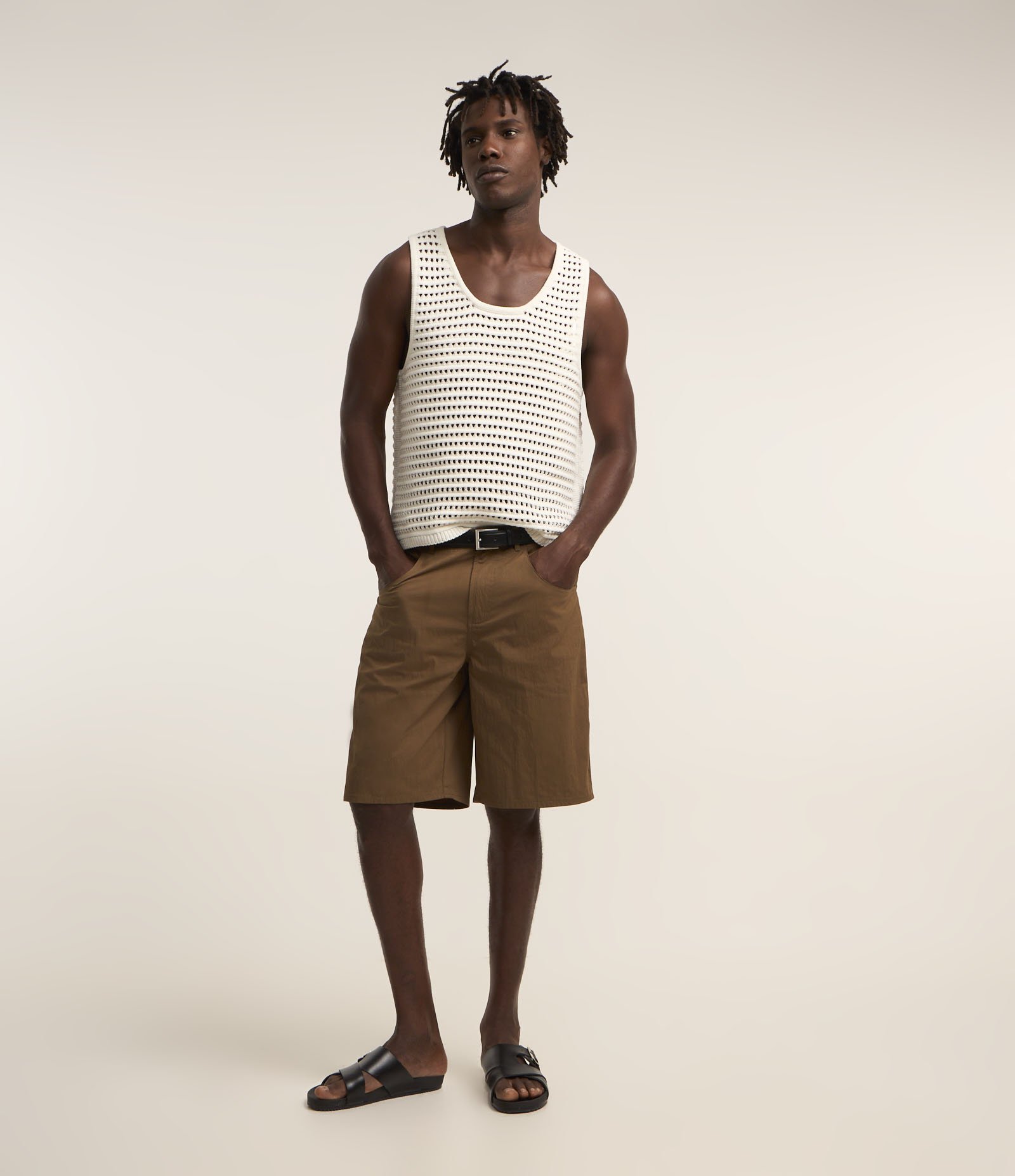 Bermuda Ampla em Sarja e Cós com Passantes Marrom 1