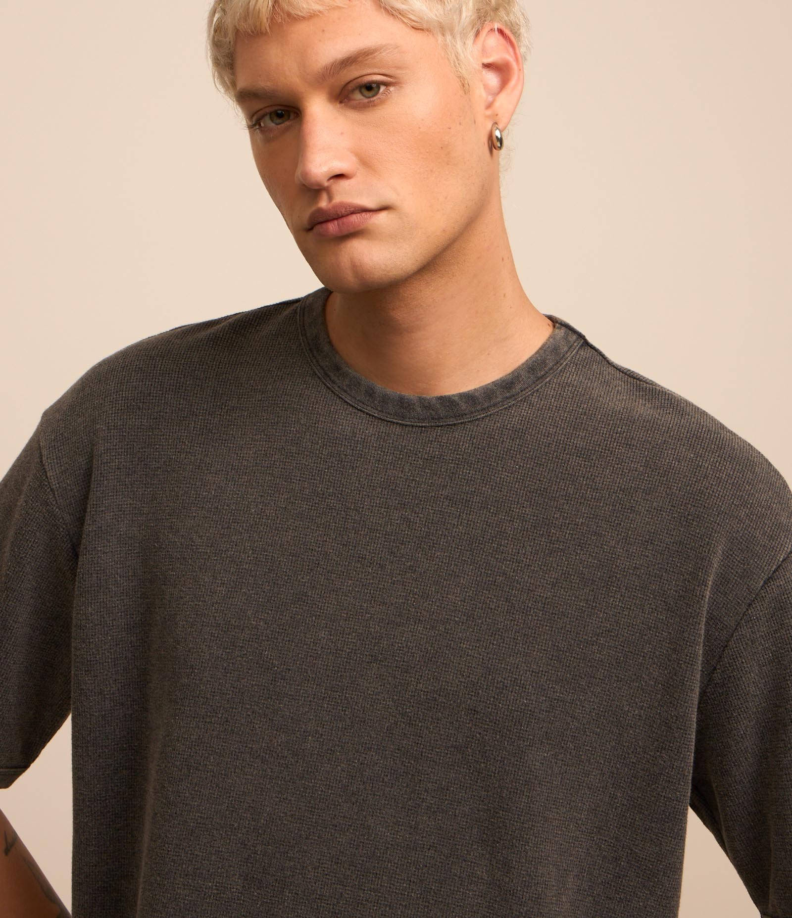Camiseta Relaxed em Malhão Estonado com Textura Mini Waffle Cinza Chumbo 1