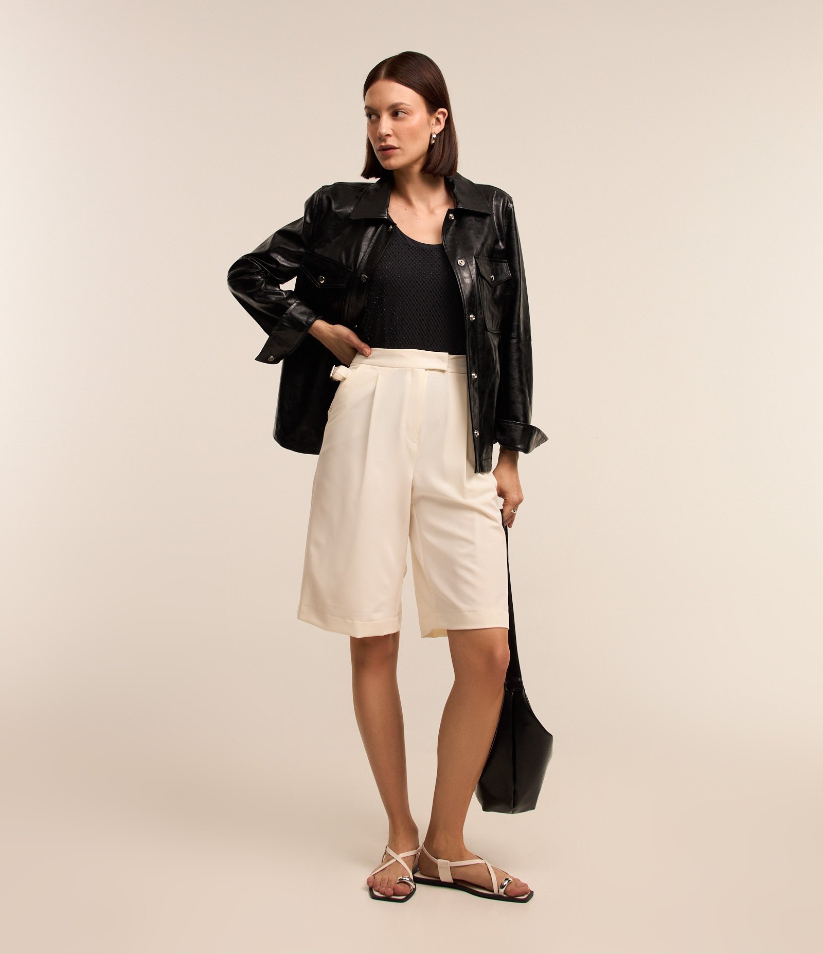 Bermuda Alongada com Modelagem Alfaiatada e Pregas Branco Neve 1