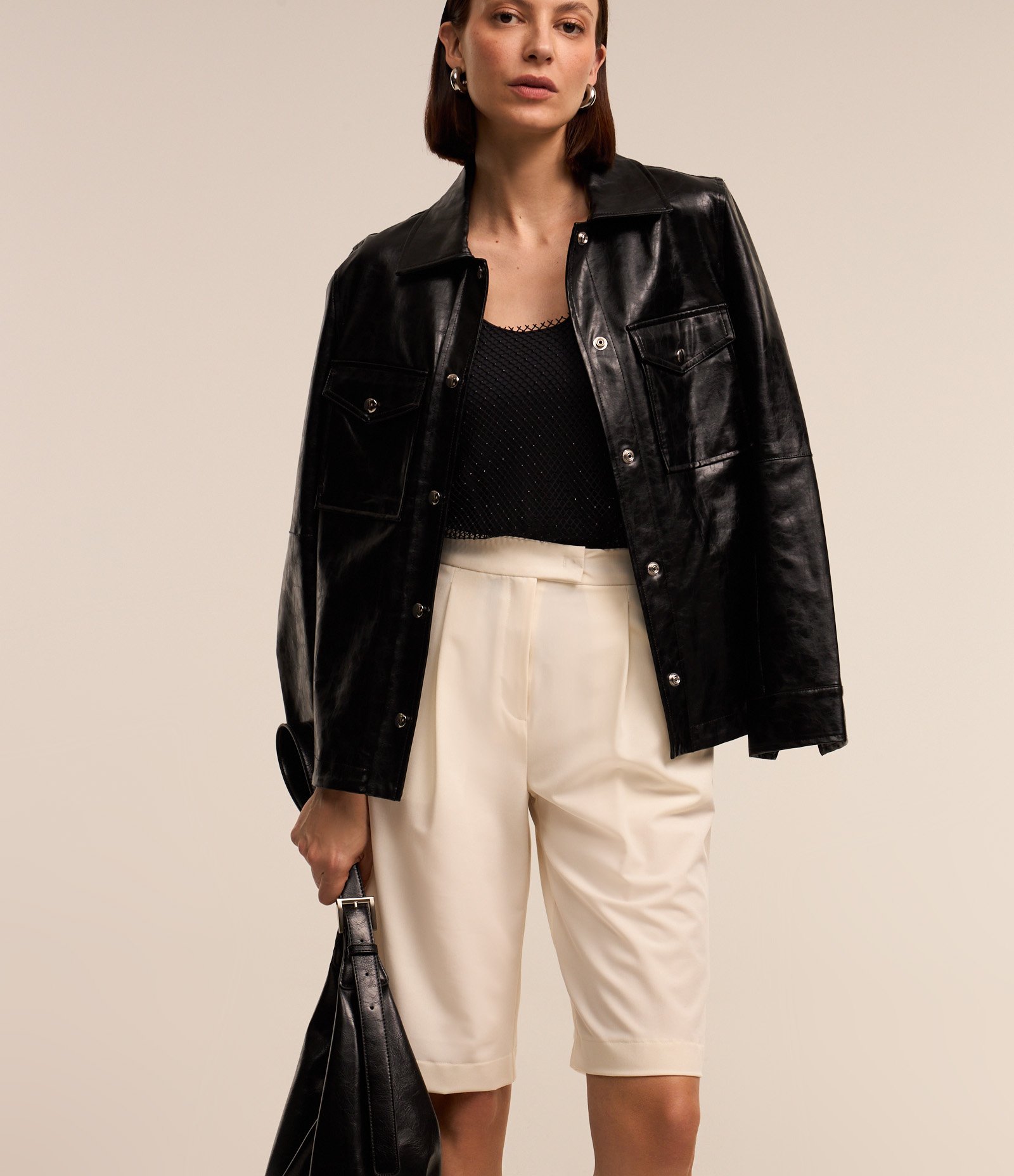 Bermuda Alongada com Modelagem Alfaiatada e Pregas Branco Neve 2