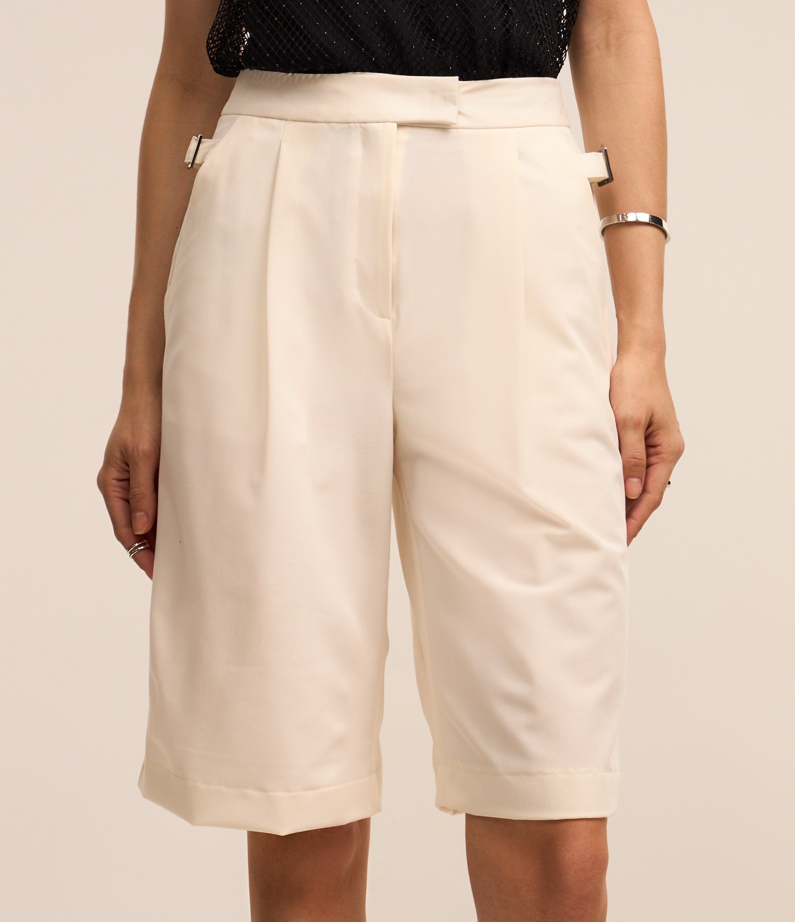 Bermuda Alongada com Modelagem Alfaiatada e Pregas Branco Neve 3