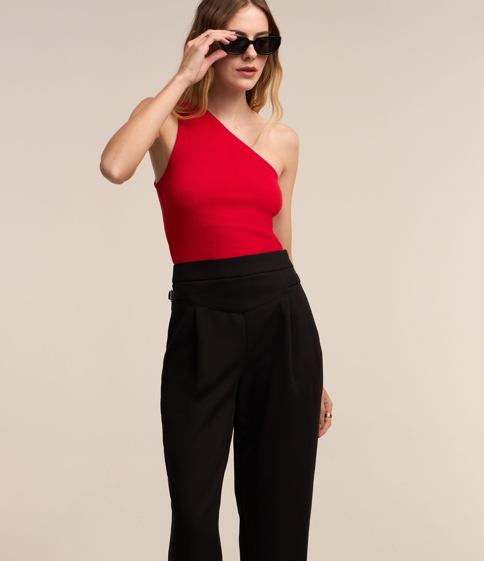 Calça Cenoura Alfaiatada com Detalhe na Lateral do Quadril Preto 2