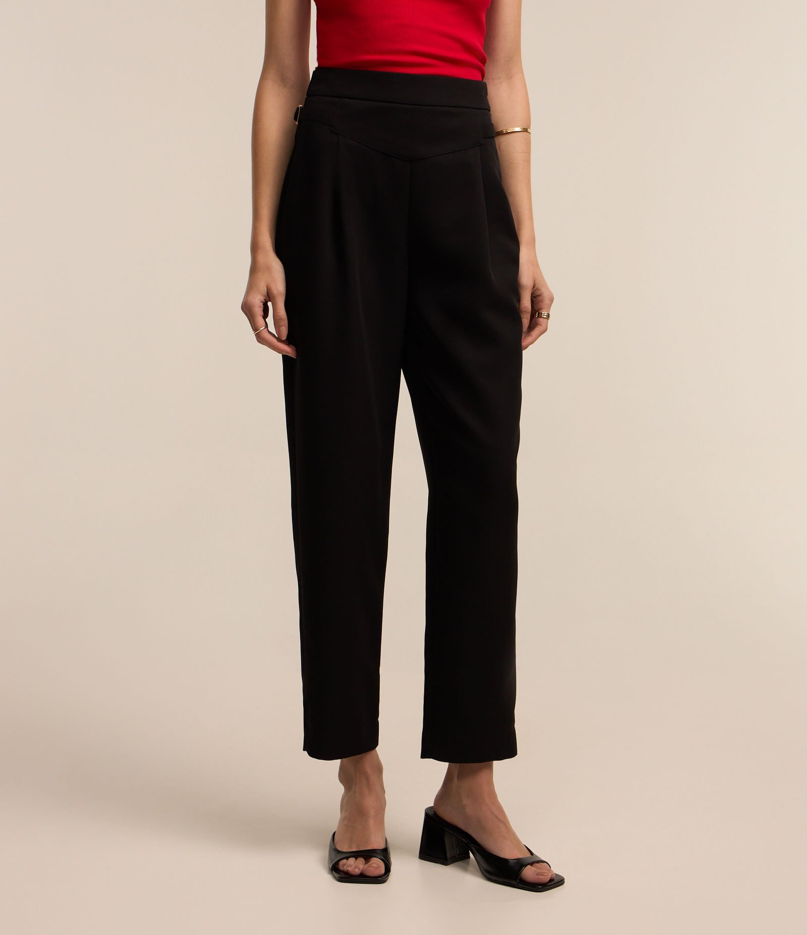 Calça Cenoura Alfaiatada com Detalhe na Lateral do Quadril Preto 3