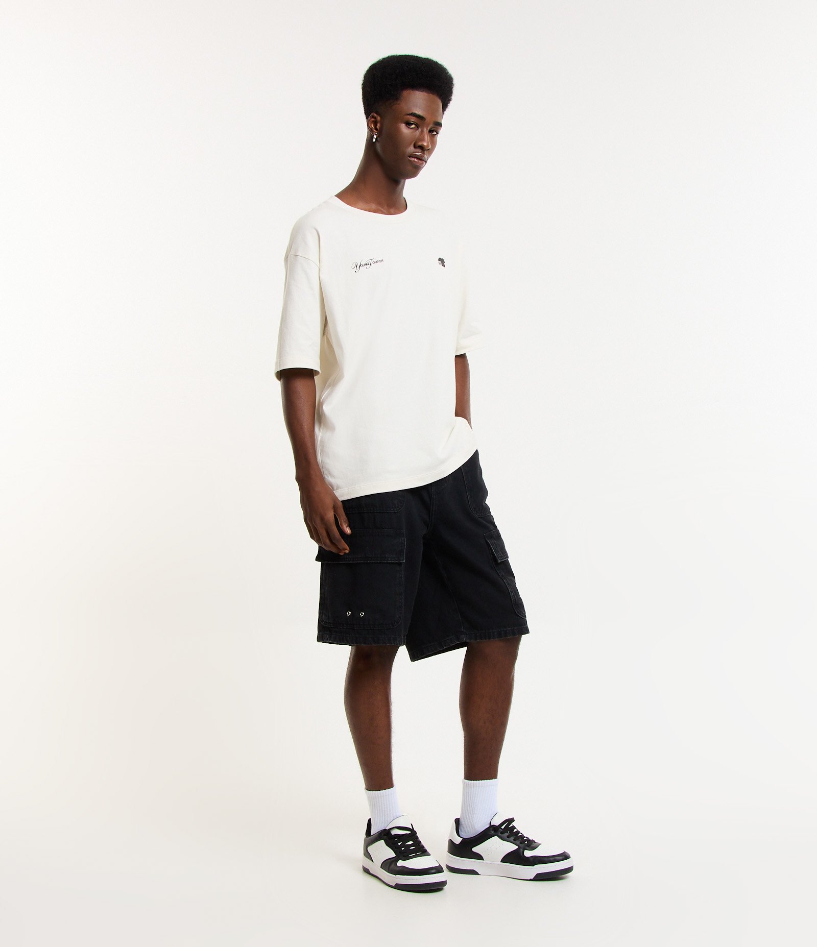 Bermuda Baggy em Jeans com Bolso Carpinteiro Preto 1