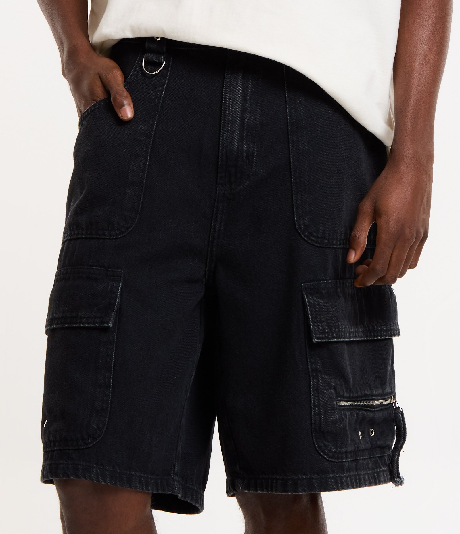 Bermuda Baggy em Jeans com Bolso Carpinteiro Preto 2
