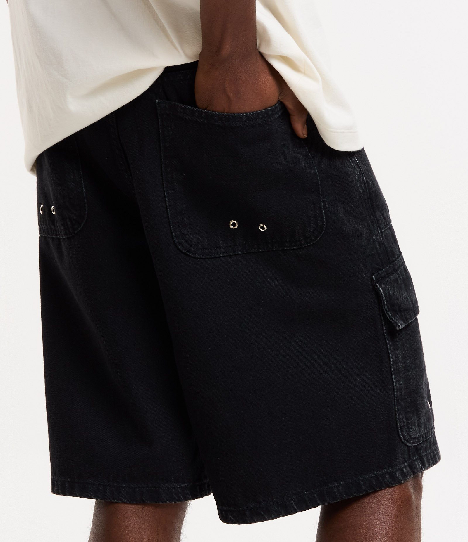 Bermuda Baggy em Jeans com Bolso Carpinteiro Preto 3