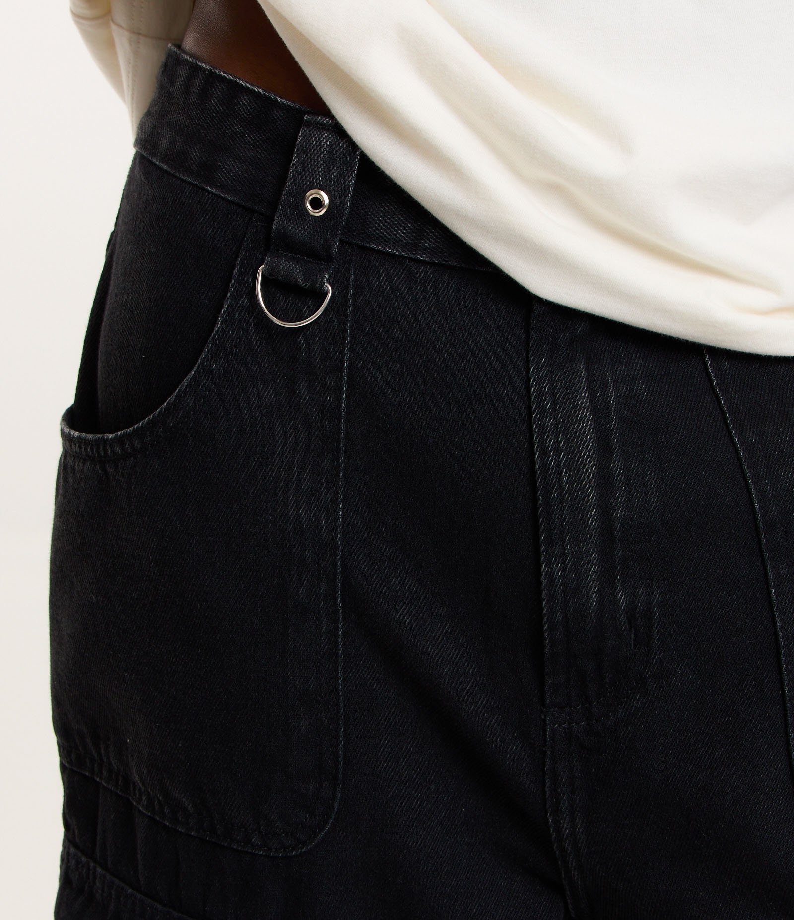 Bermuda Baggy em Jeans com Bolso Carpinteiro Preto 4