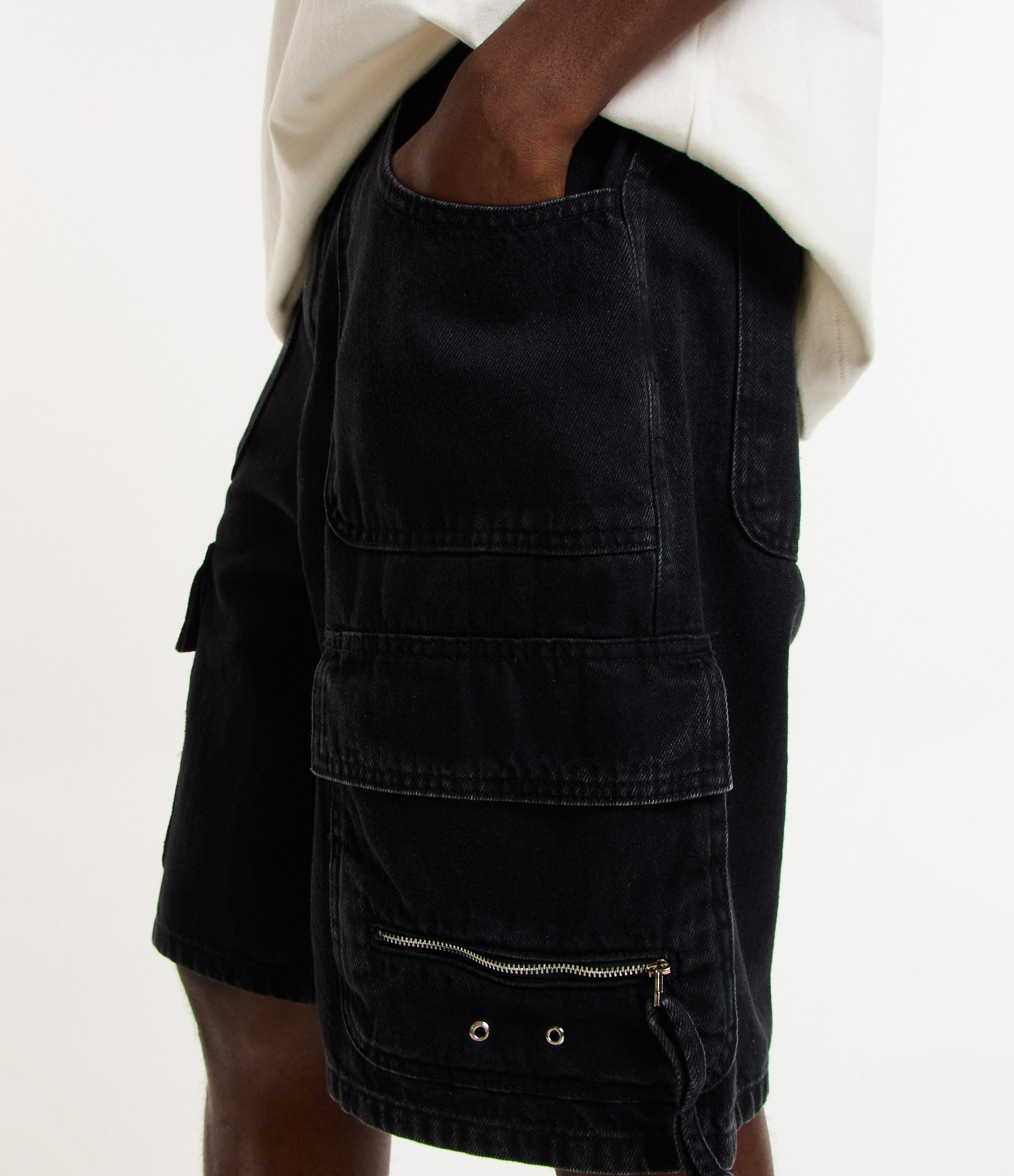 Bermuda Baggy em Jeans com Bolso Carpinteiro Preto 5