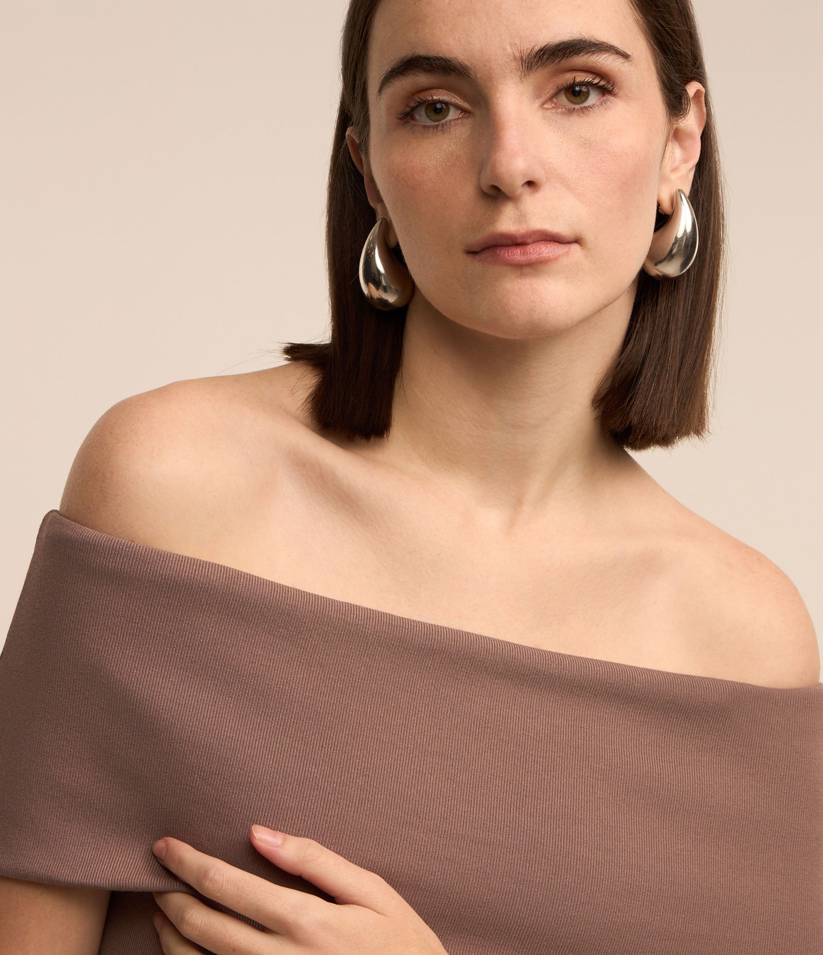 Blusa Ombro a Ombro em Ribana com Dobra no Decote Marrom 3