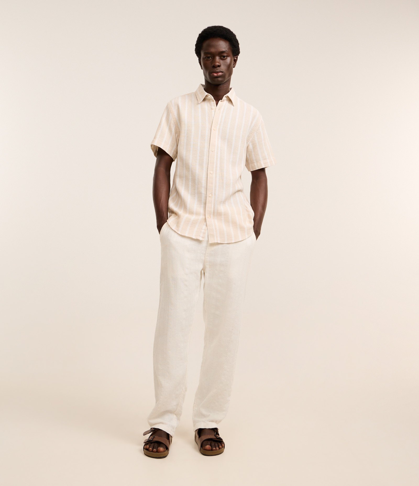 Camisa Maquinetada com Listras Verticais e Textura Bege/Branco 2