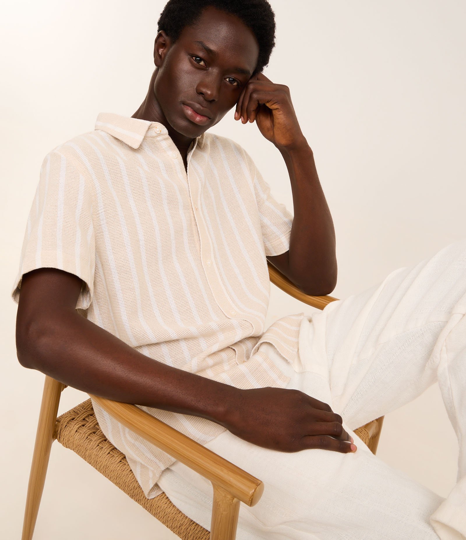 Camisa Maquinetada com Listras Verticais e Textura Bege/Branco 3