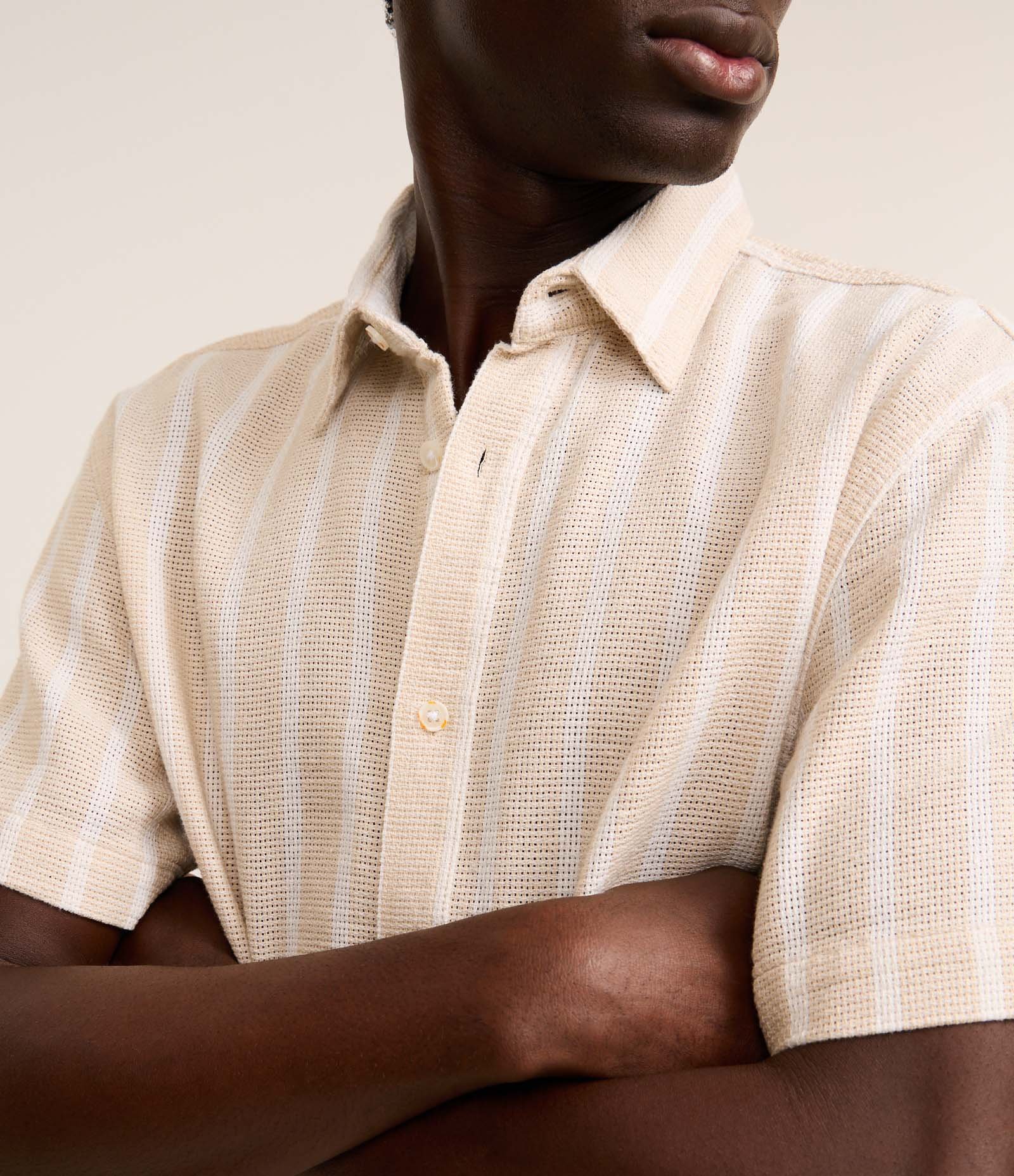 Camisa Maquinetada com Listras Verticais e Textura Bege/Branco 4